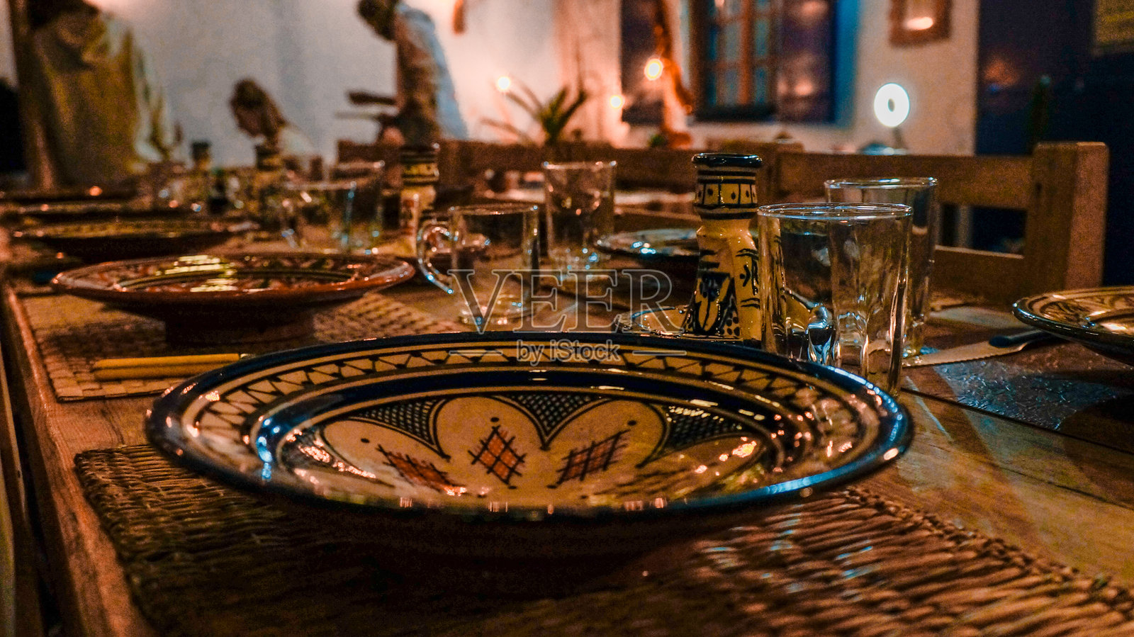 木桌上摆放着摩洛哥菜肴。照片摄影图片