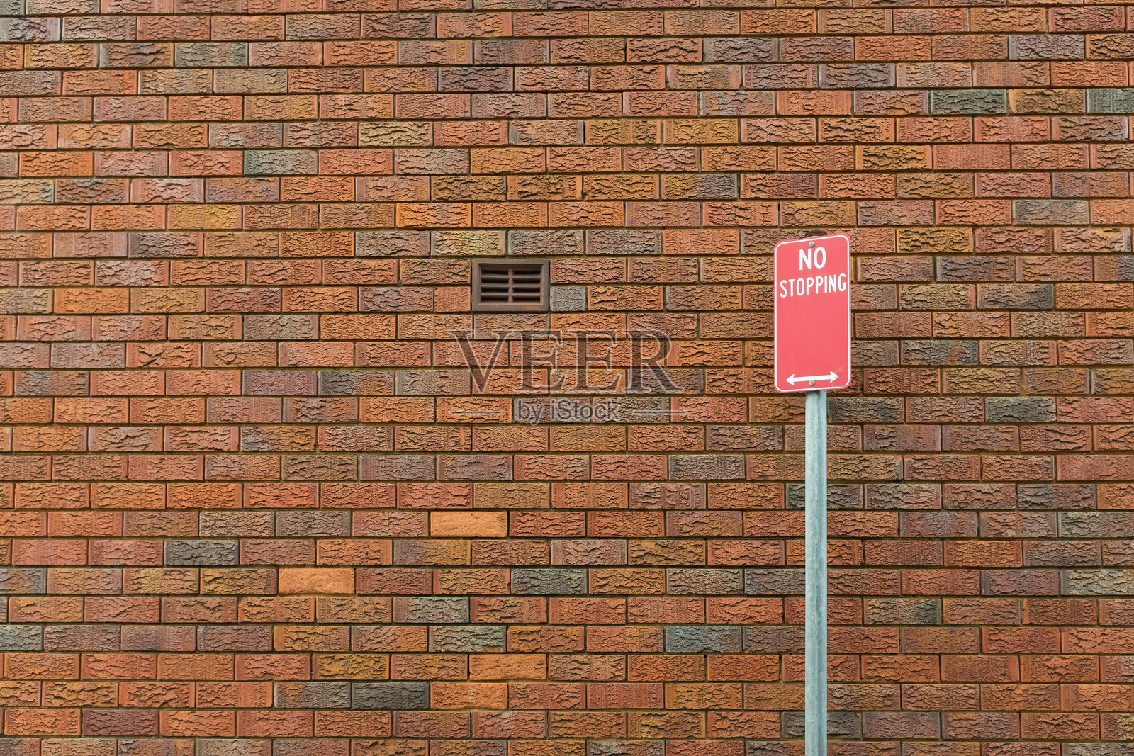 砖墙上的信息标志照片摄影图片