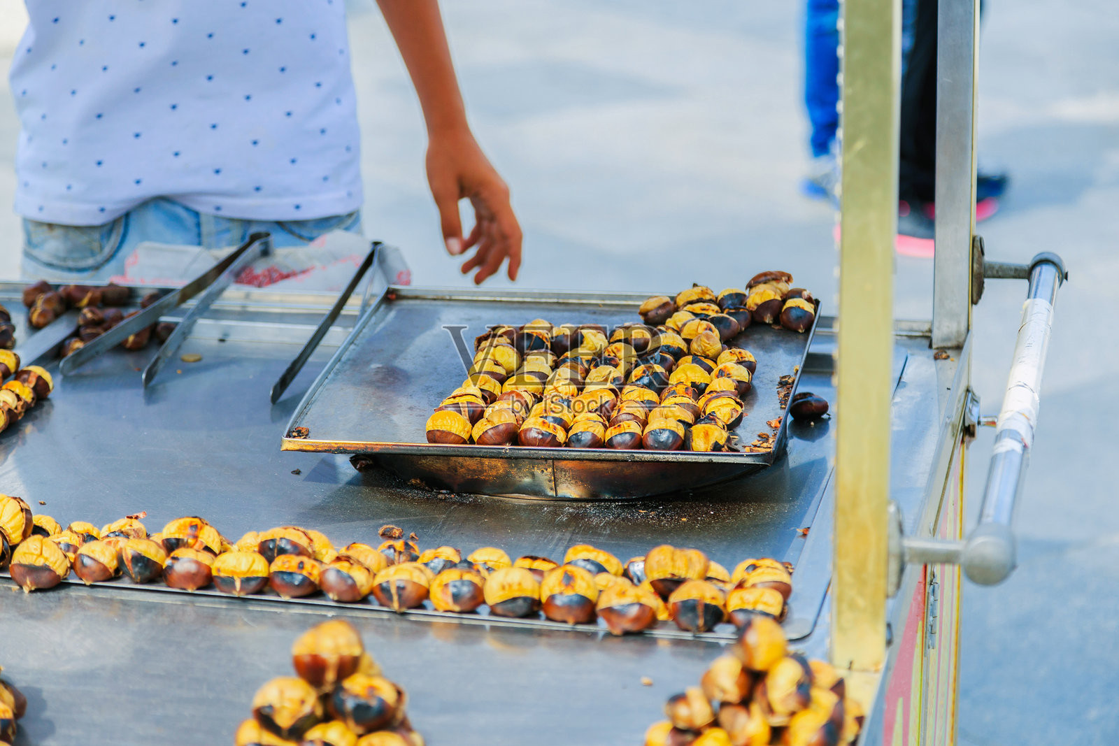 市场摊位的摊贩正在出售食物的中部景象照片摄影图片