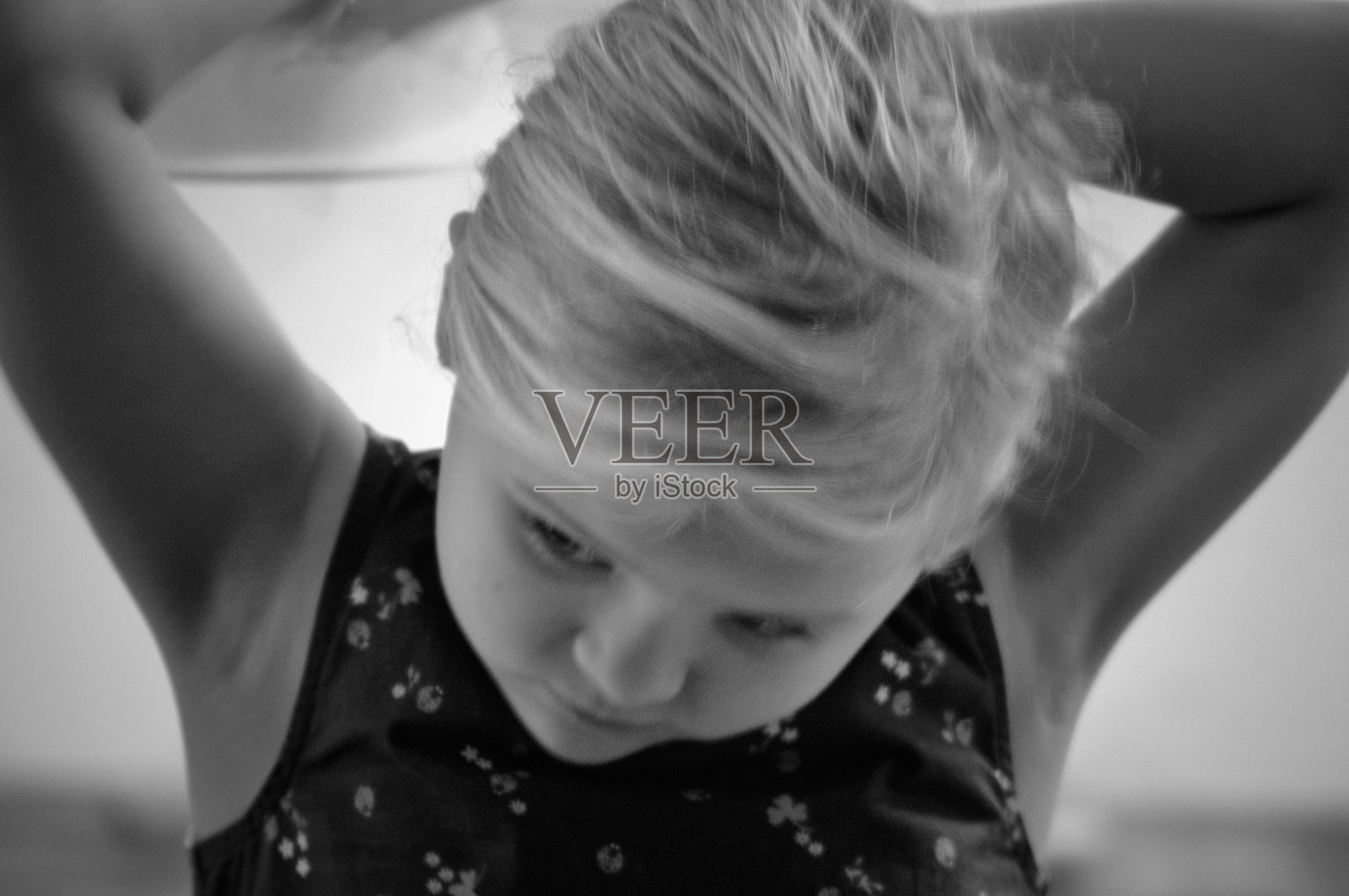 女孩侧脸特写照片摄影图片