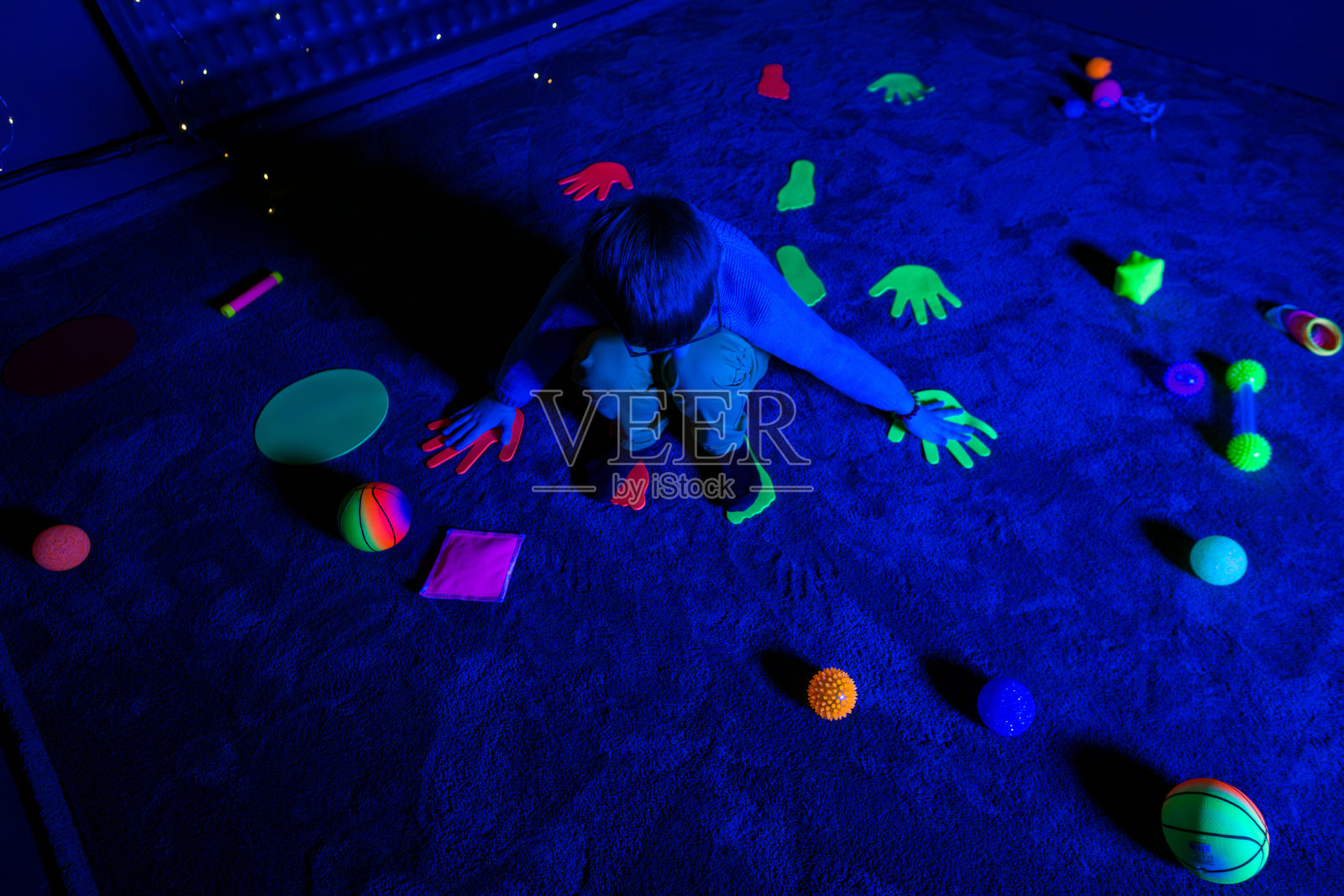 儿童在感官刺激治疗室中,黑色的斯诺泽伦。自闭症儿童在治疗过程中玩耍。职业治疗。治疗感官刺激室。照片摄影图片