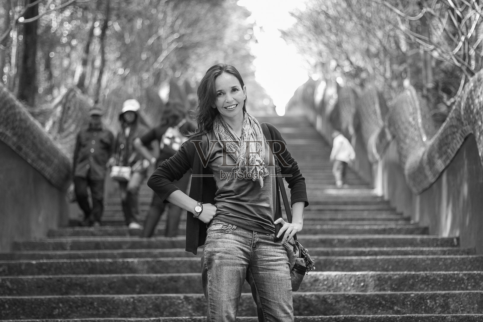 穿着休闲服的中年女性站在台阶上肖像照片摄影图片