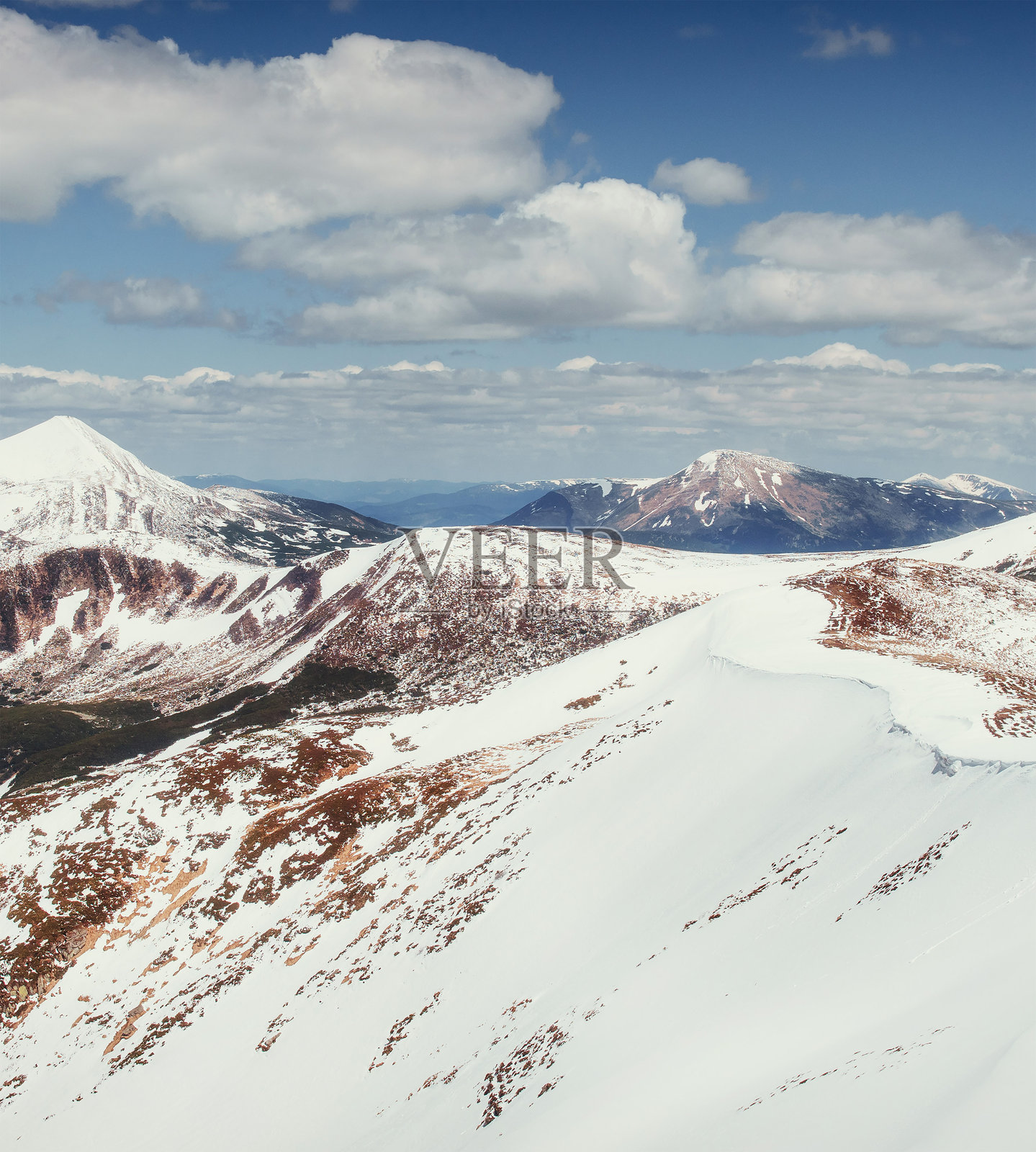 美丽的冬季自然风光照片,雪山巅,雪白的山景,天空下的雪山照片摄影图片