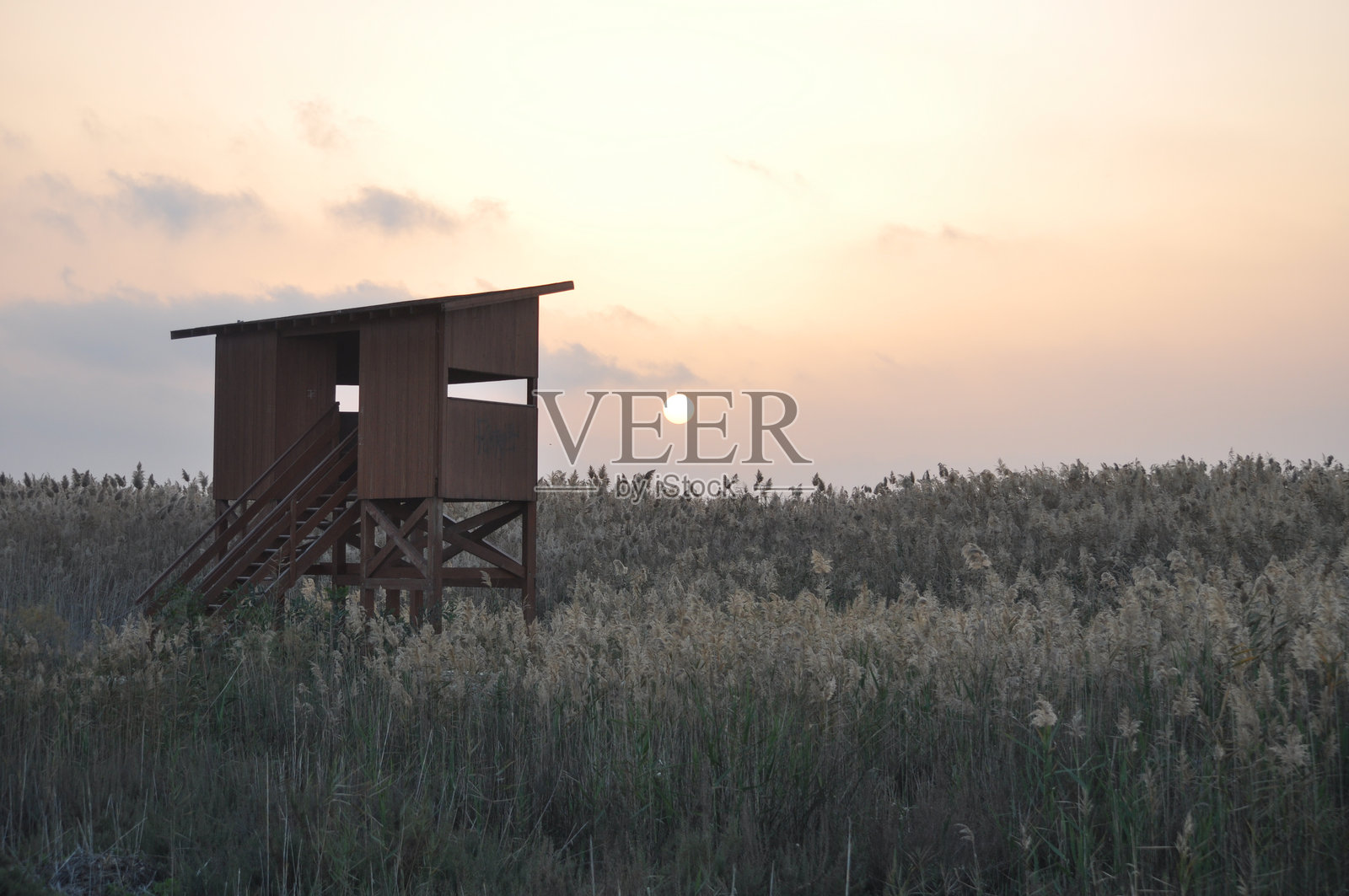 夕阳下的云彩天空风景照片摄影图片