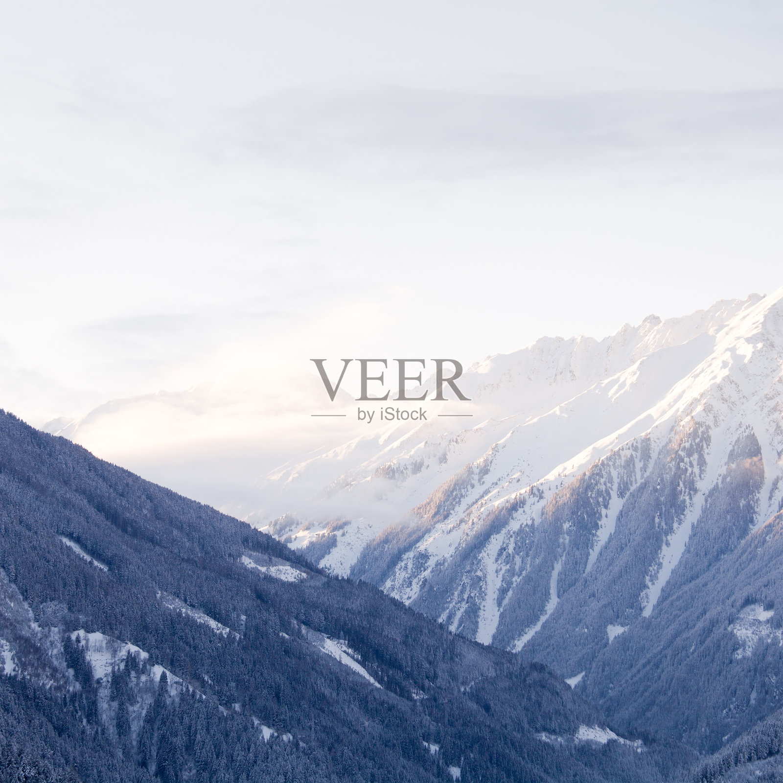 美丽的冬季自然风光照片,雪山巅,雪白的山景,天空下的雪山照片摄影图片