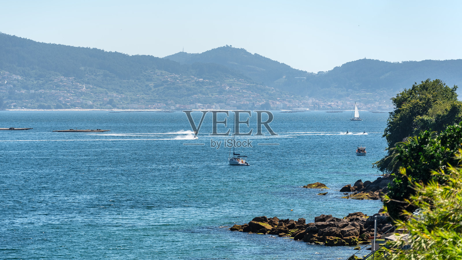 加利西亚的庞特维德拉河口海岸,游艇和旅游沙滩。照片摄影图片