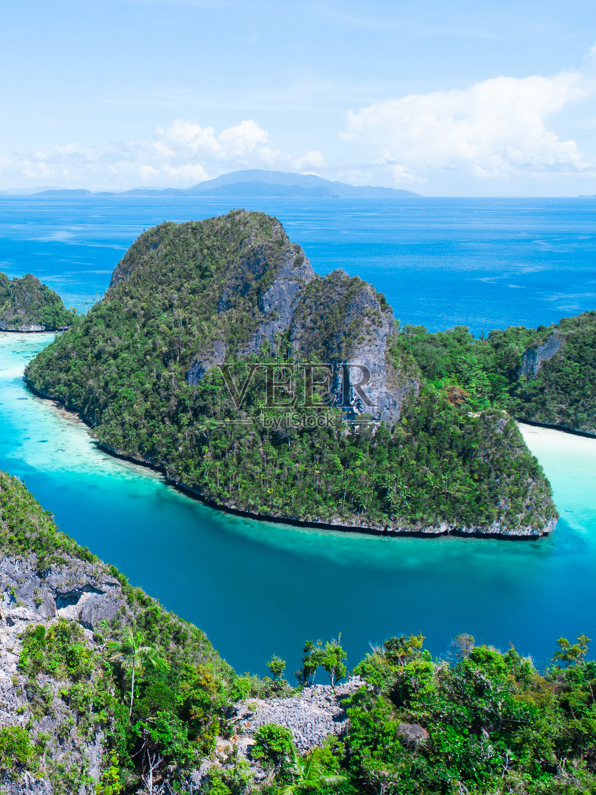 在印度尼西亚拉贾安帕特的瓦亚岛,崎岖的石灰岩岛屿被美丽的珊瑚礁环绕。照片摄影图片