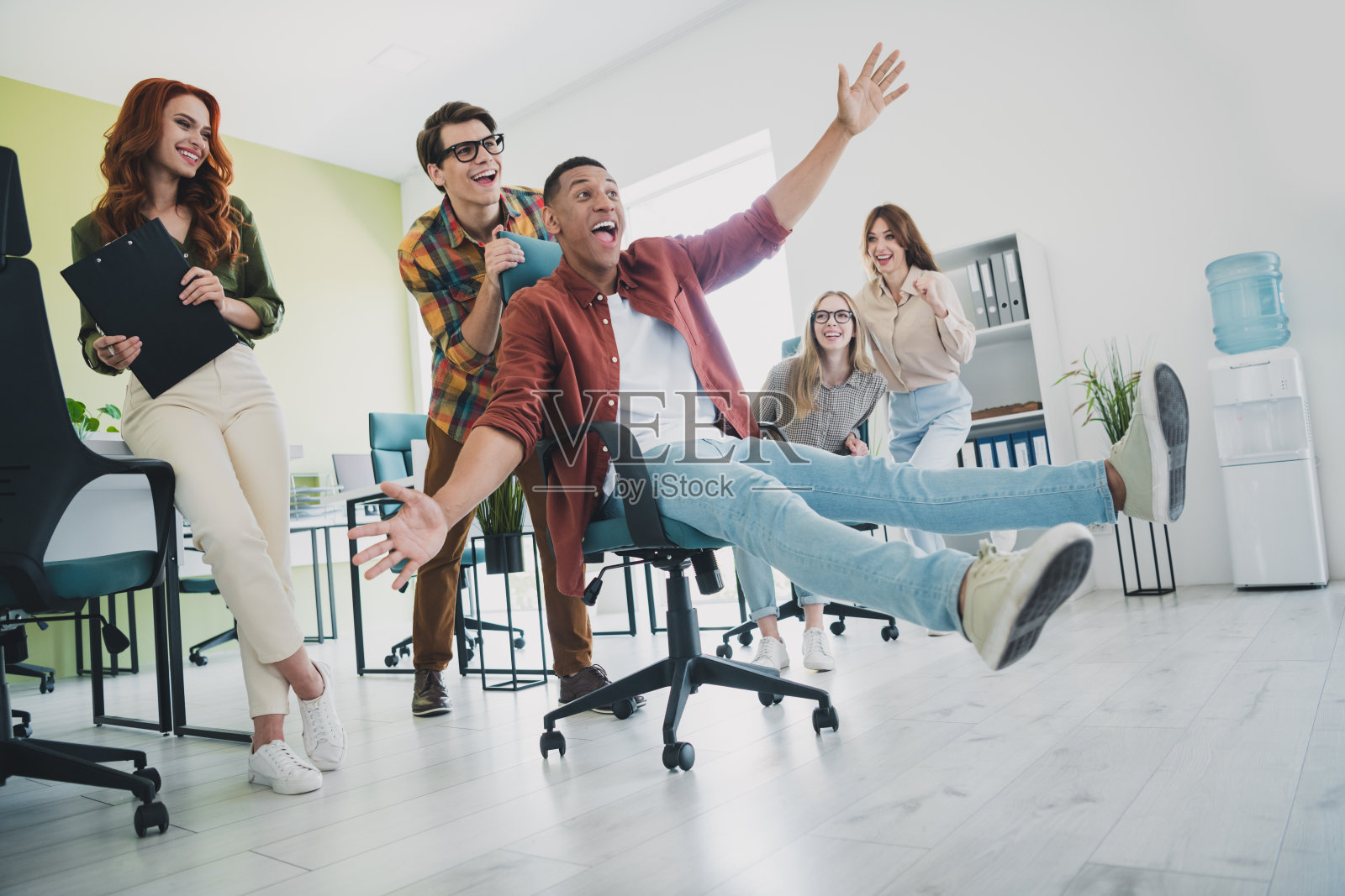 五名年轻的企业员工在办公室商务中心的工作椅上工作照片摄影图片