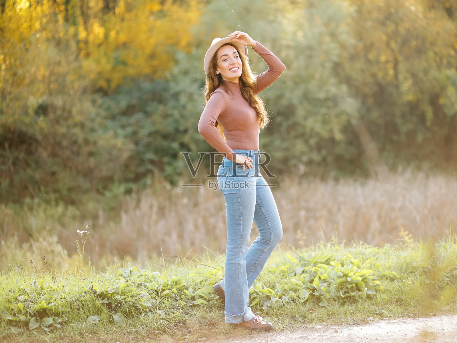 美丽的女人在阳光明媚的秋日中尽情享受照片摄影图片