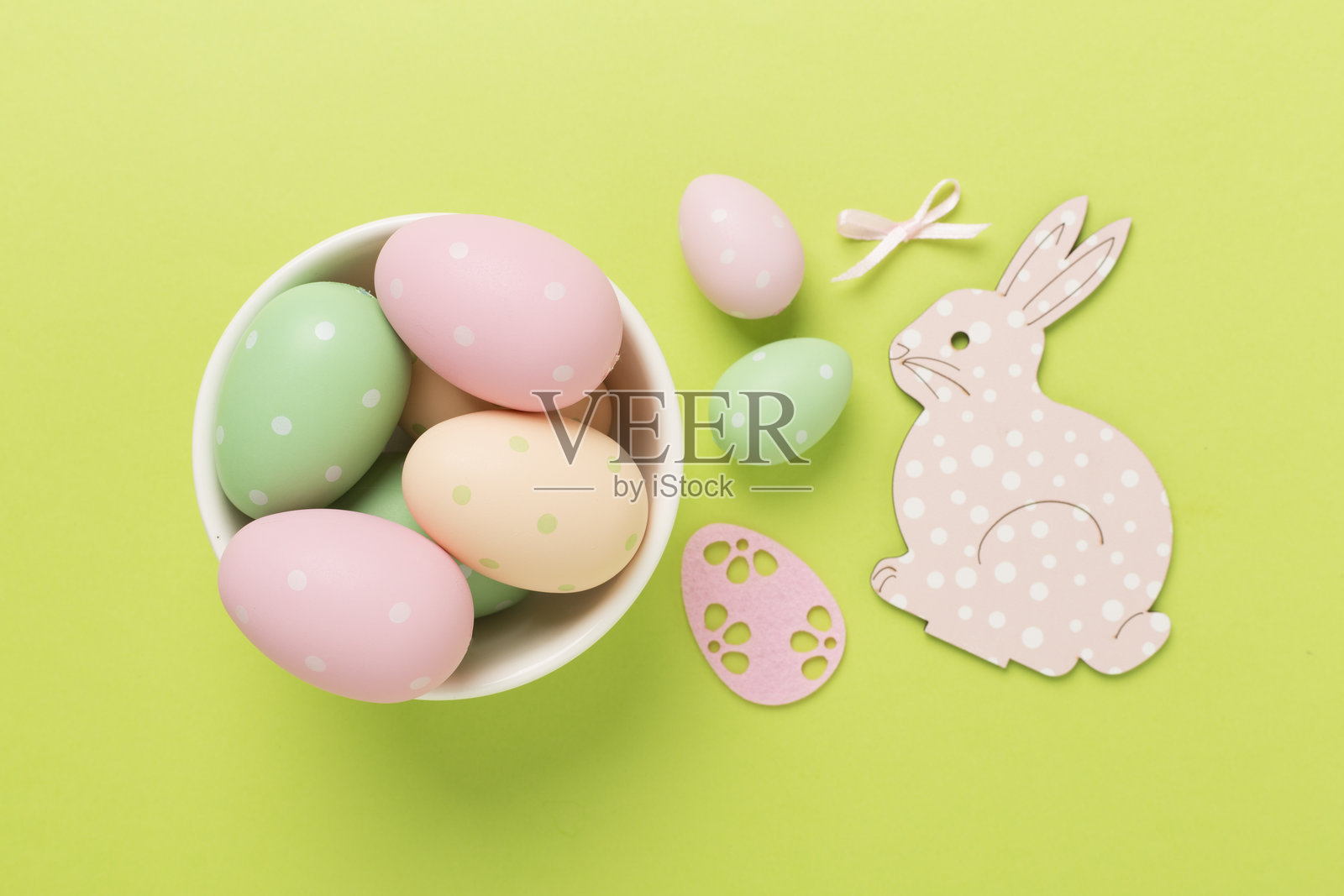 复活节兔子与彩色背景上的鸡蛋,俯视图照片摄影图片