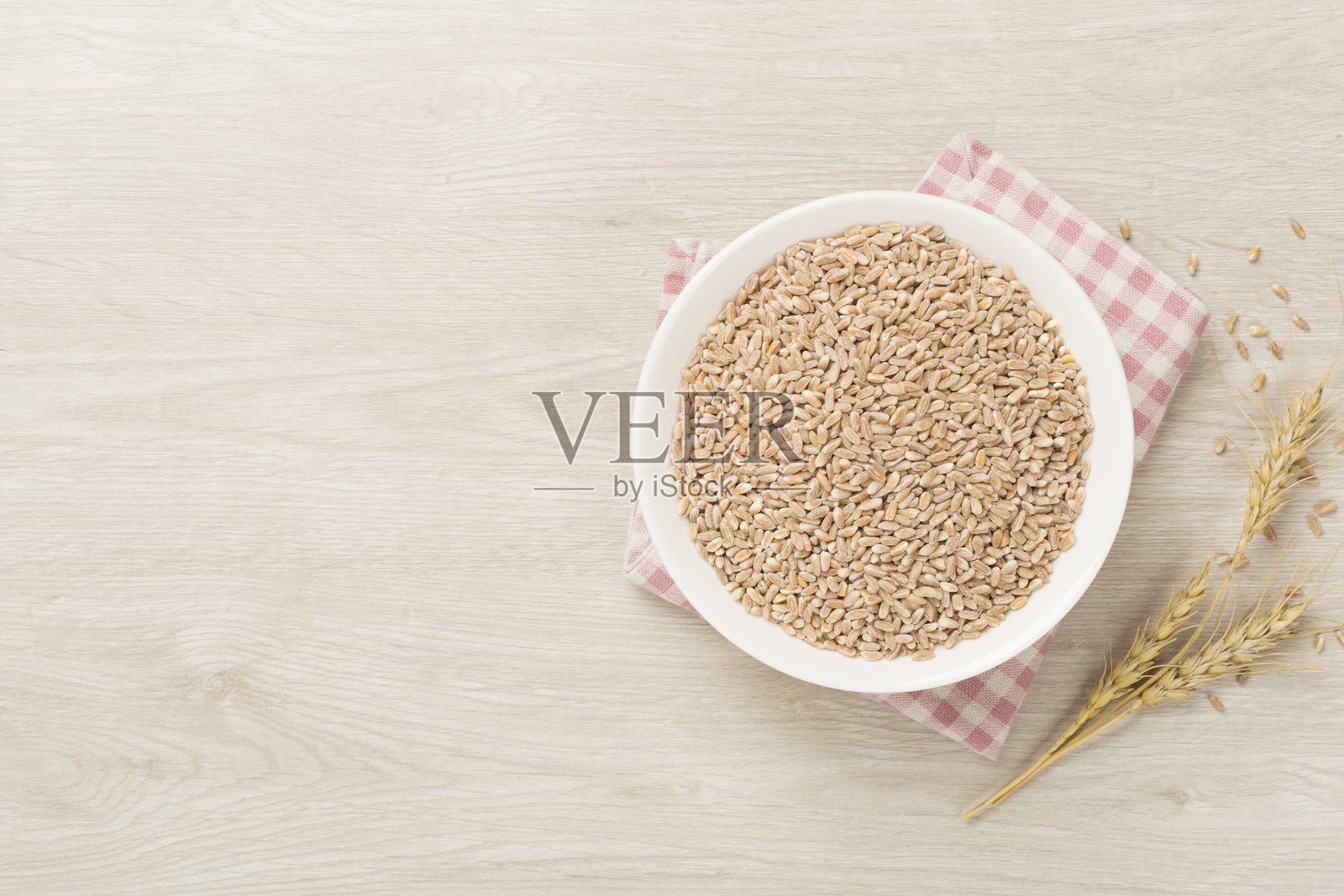 木质背景上的拼麦谷物碗,俯视图照片摄影图片