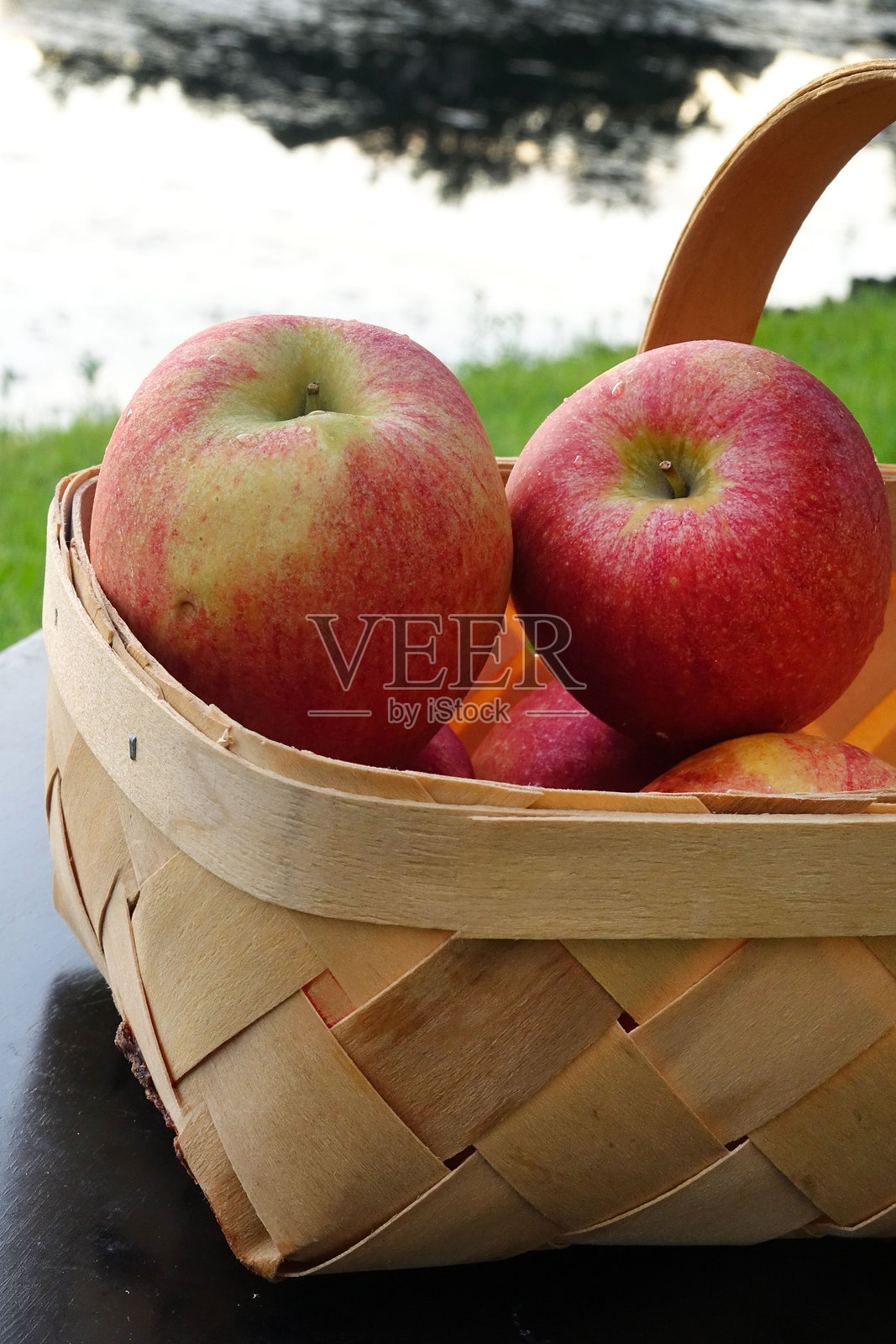 新鲜红苹果在清晨自然光照射下的特写镜头照片摄影图片