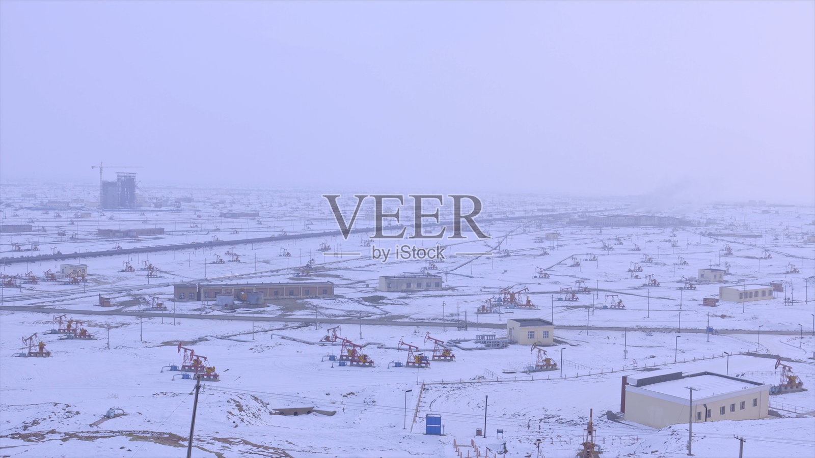 中国新疆克拉玛依油田的炼油厂。照片摄影图片