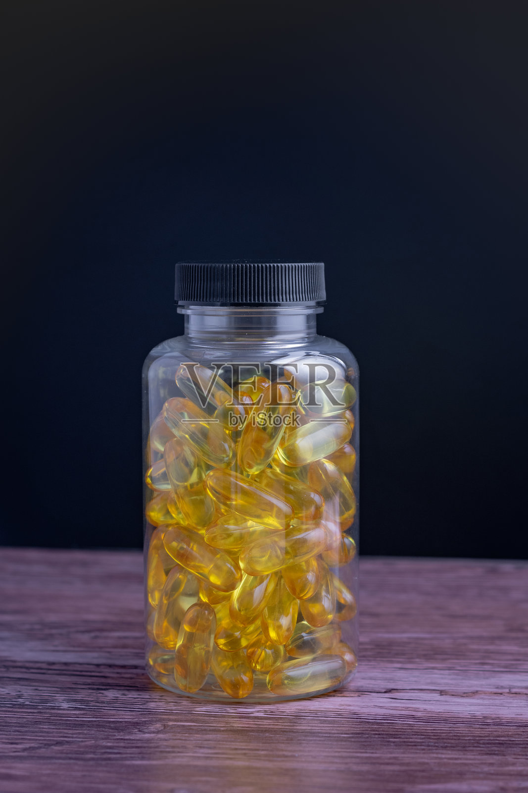 一瓶黄色药丸放在木桌上照片摄影图片