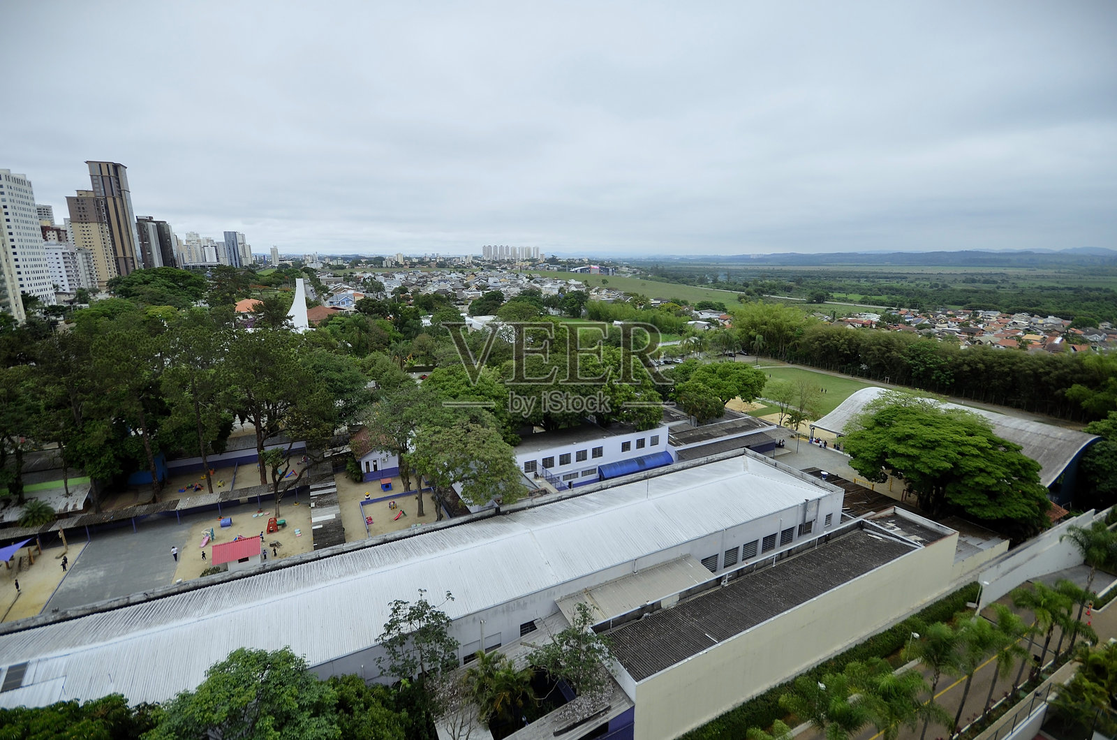 南区学校及其周边的鸟瞰图照片摄影图片