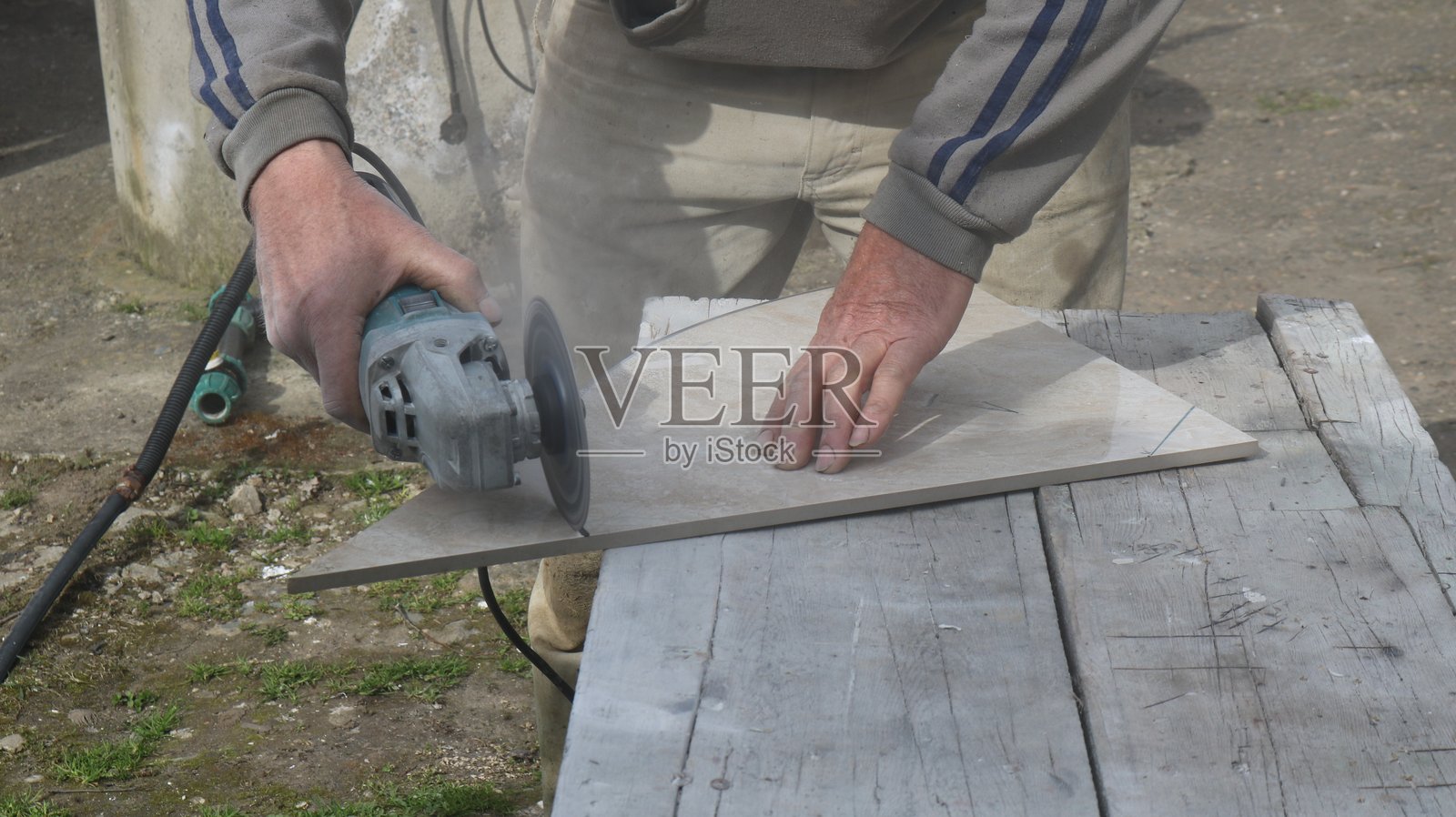 一个男人在切割陶瓷板照片摄影图片