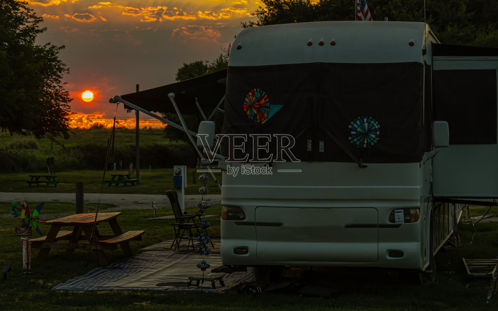 日出时的露营照片摄影图片