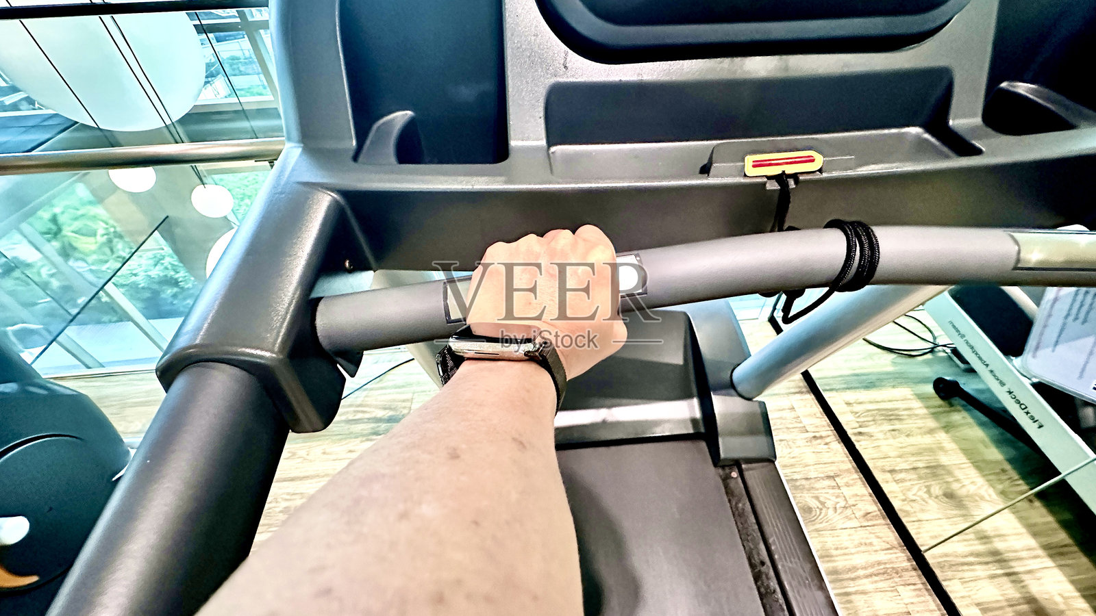 男子在跑步机上跑步。照片摄影图片