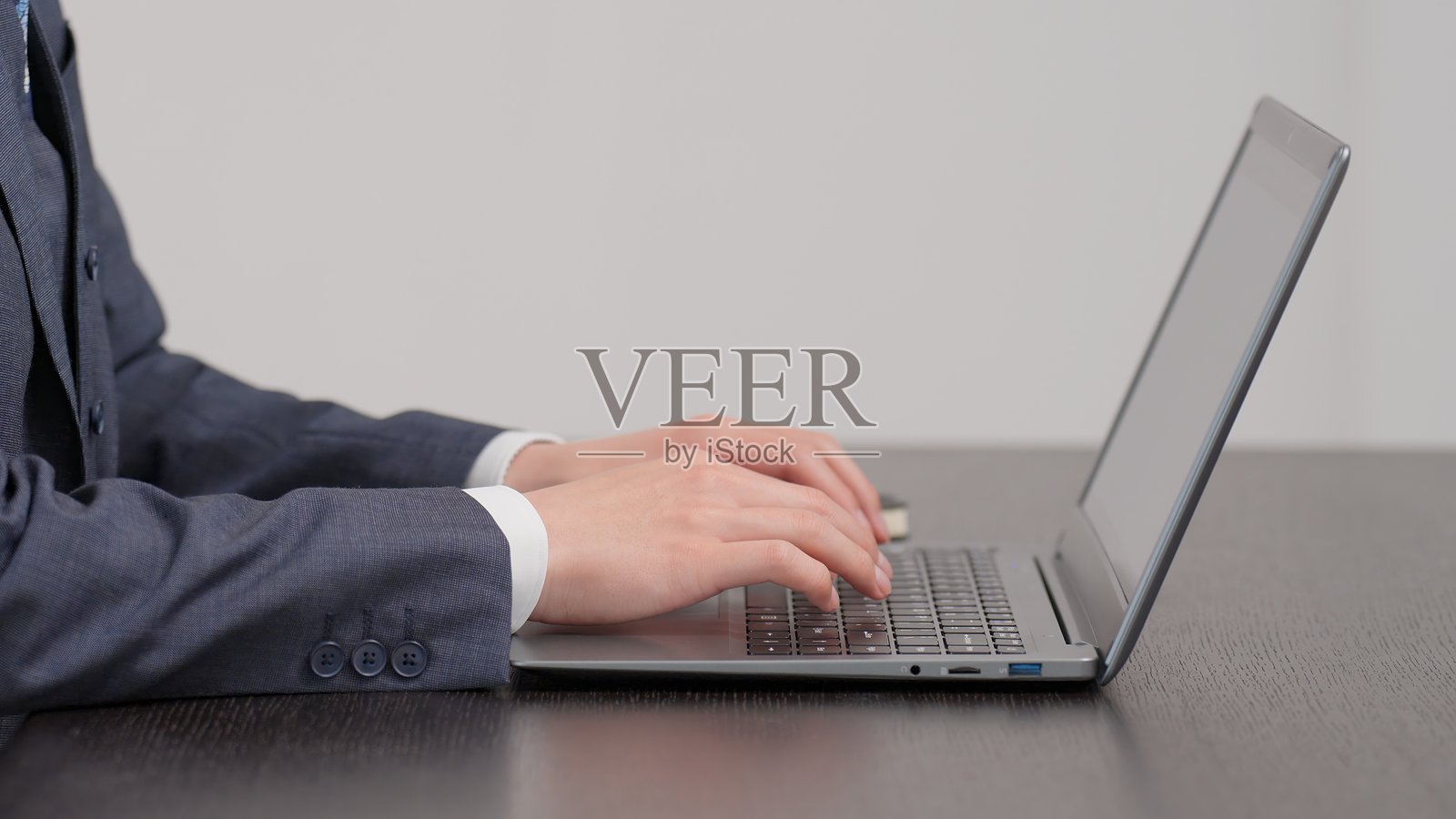 商人正在打字的手照片摄影图片