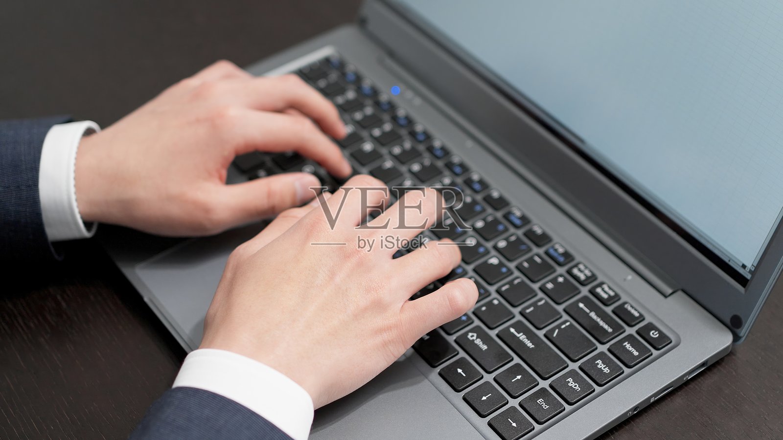 商人使用电子表格软件的手照片摄影图片