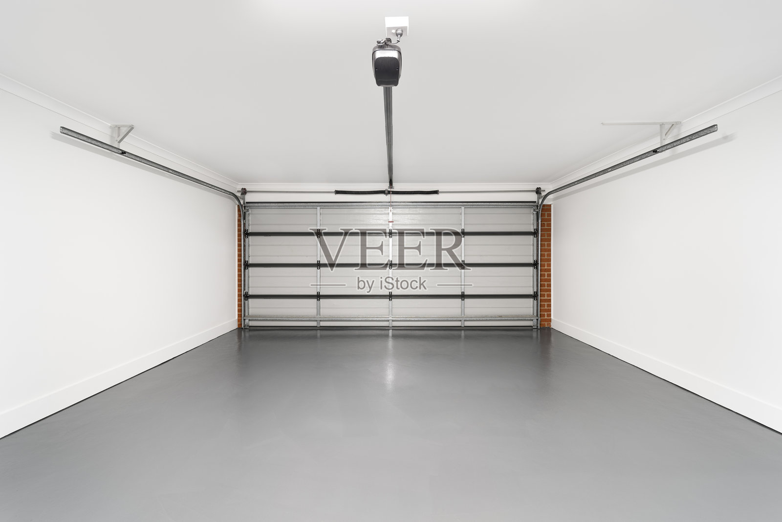 空荡荡的车库内部,灰色地面照片摄影图片