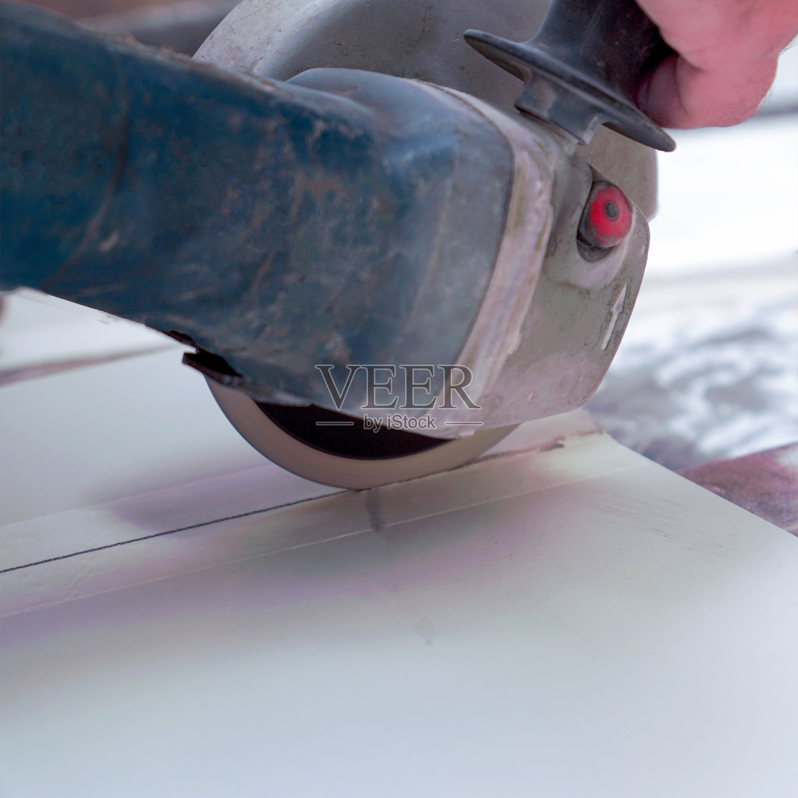 建筑工人在使用角磨机切割陶瓷砖照片摄影图片