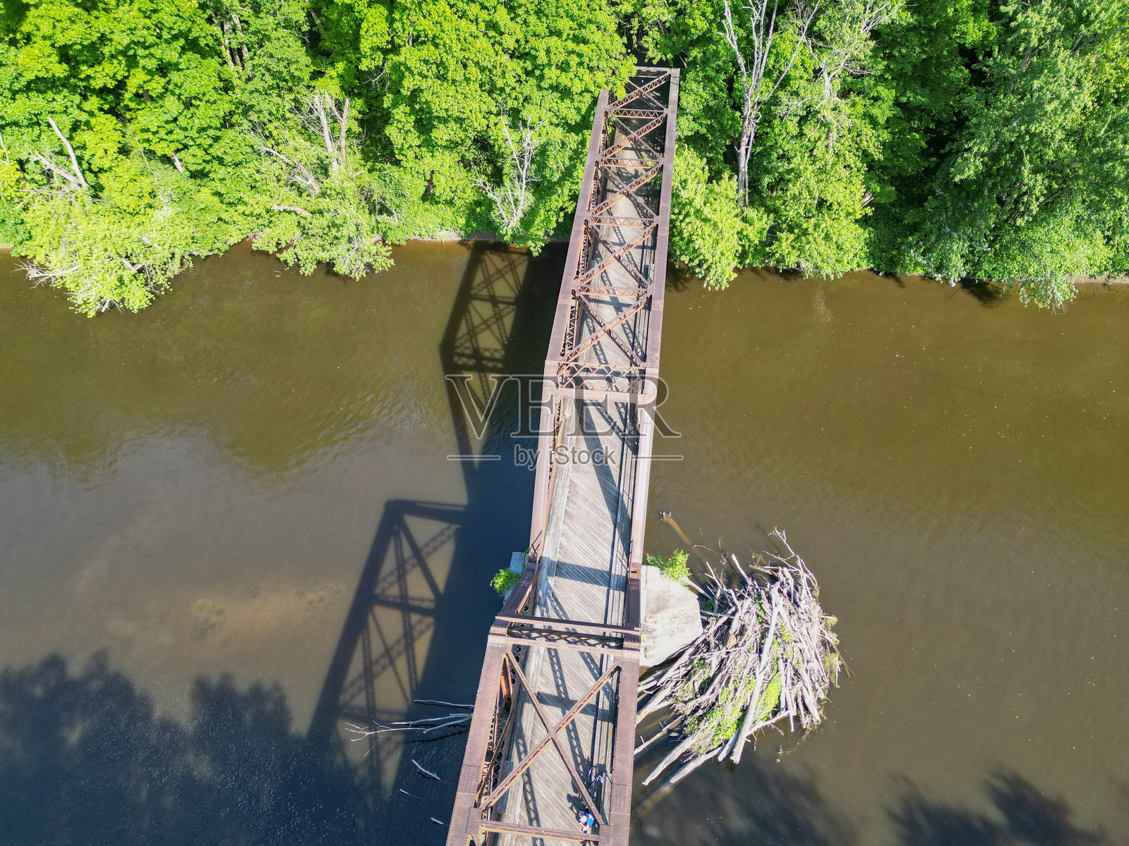 华尔基尔谷铁路高架桥俯瞰河流(无人机航拍)哈德逊谷铁路小径前铁路春镇路照片摄影图片