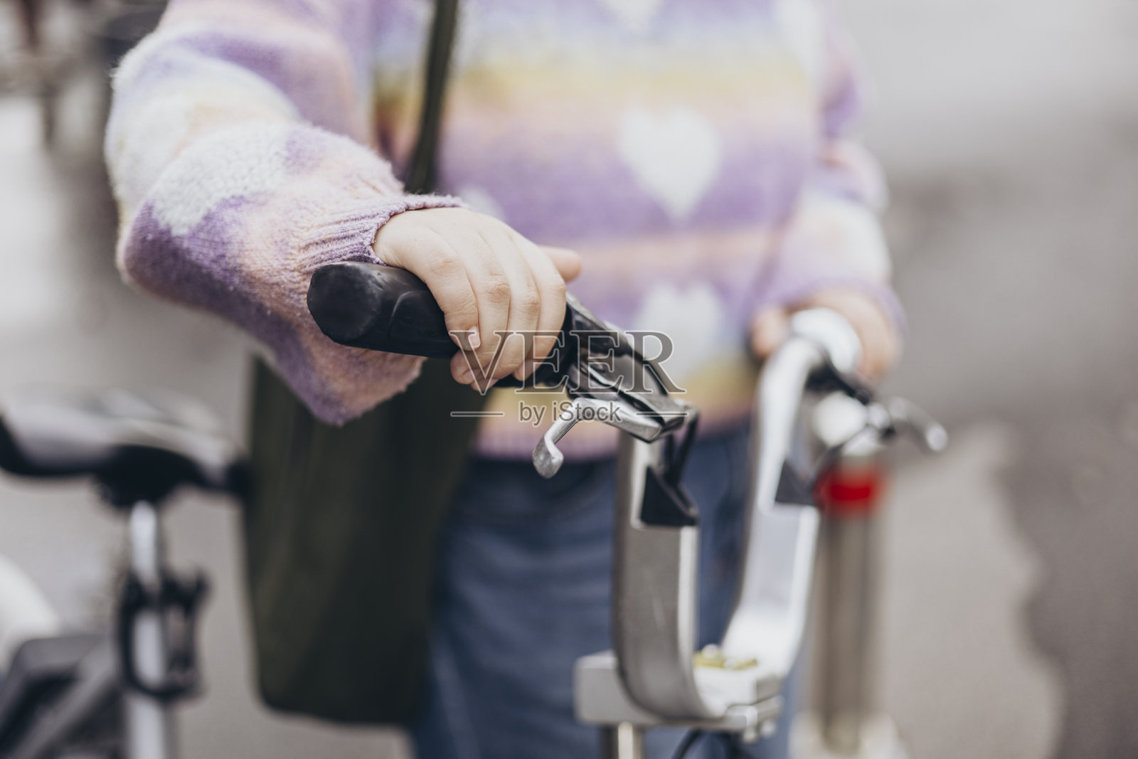 一位年轻女性在早晨骑自行车通勤到大城市的工作,特写镜头。照片摄影图片