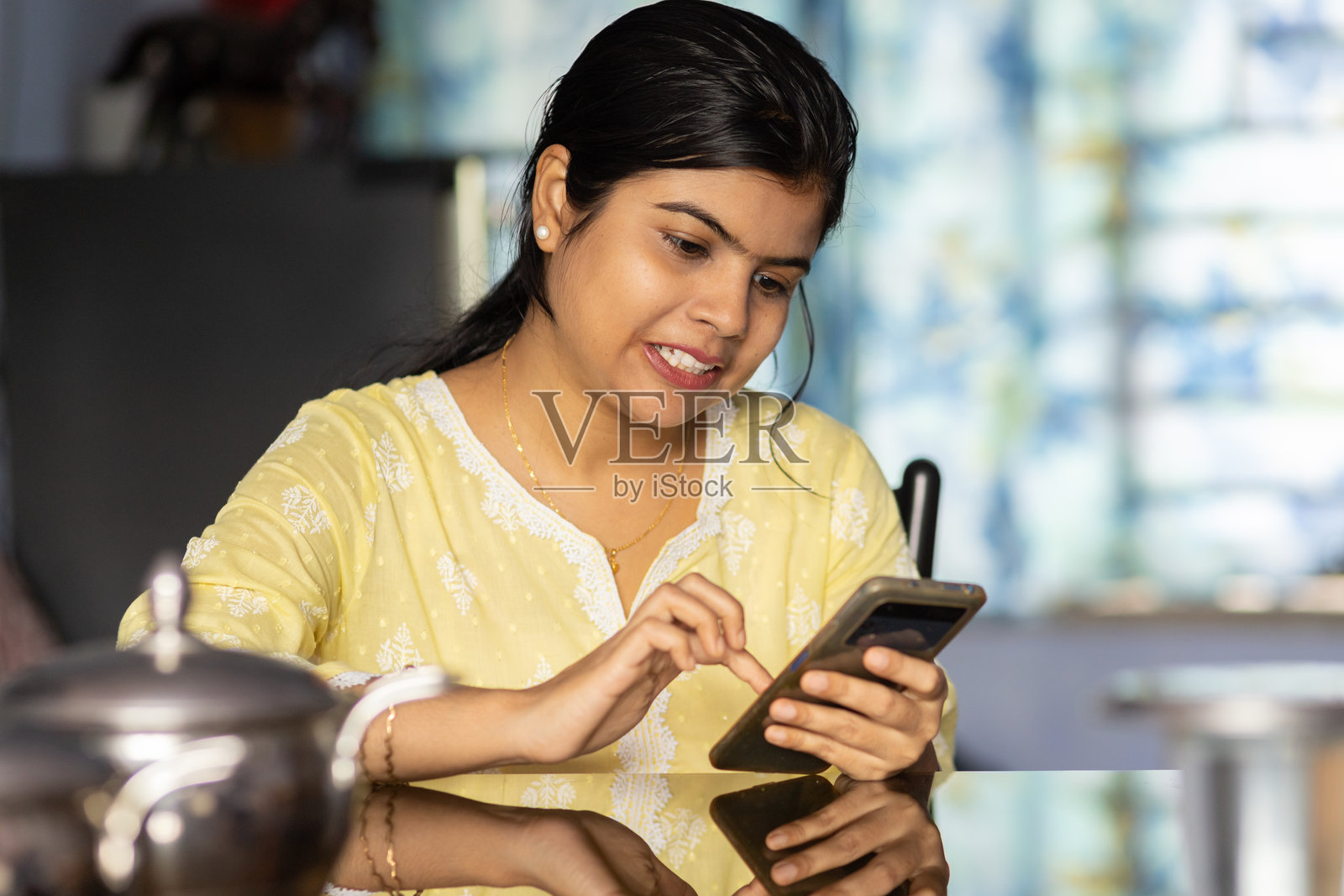 拿着智能手机的印度女性照片摄影图片