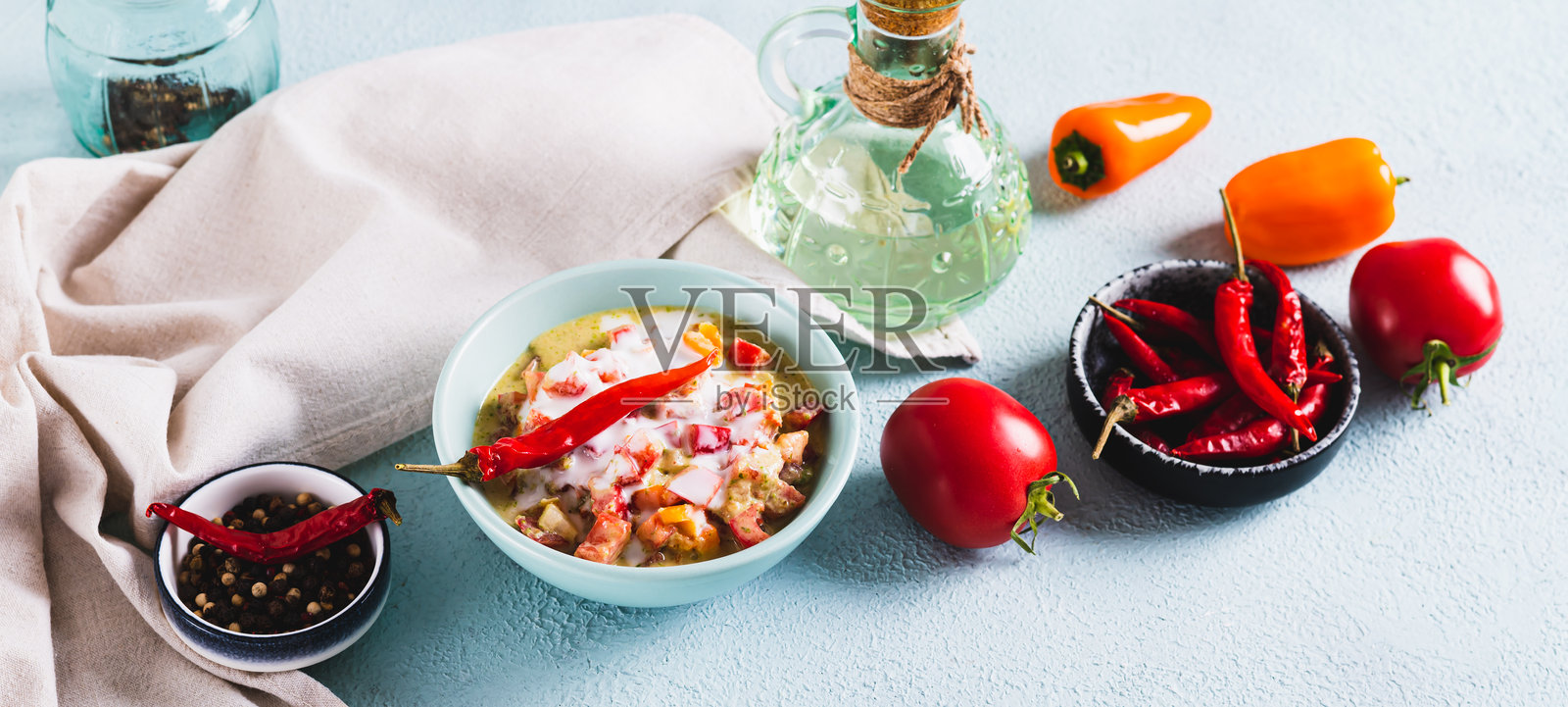 桌子上的碗里盛着辛辣奶油墨西哥莎莎酱的网页横幅照片摄影图片