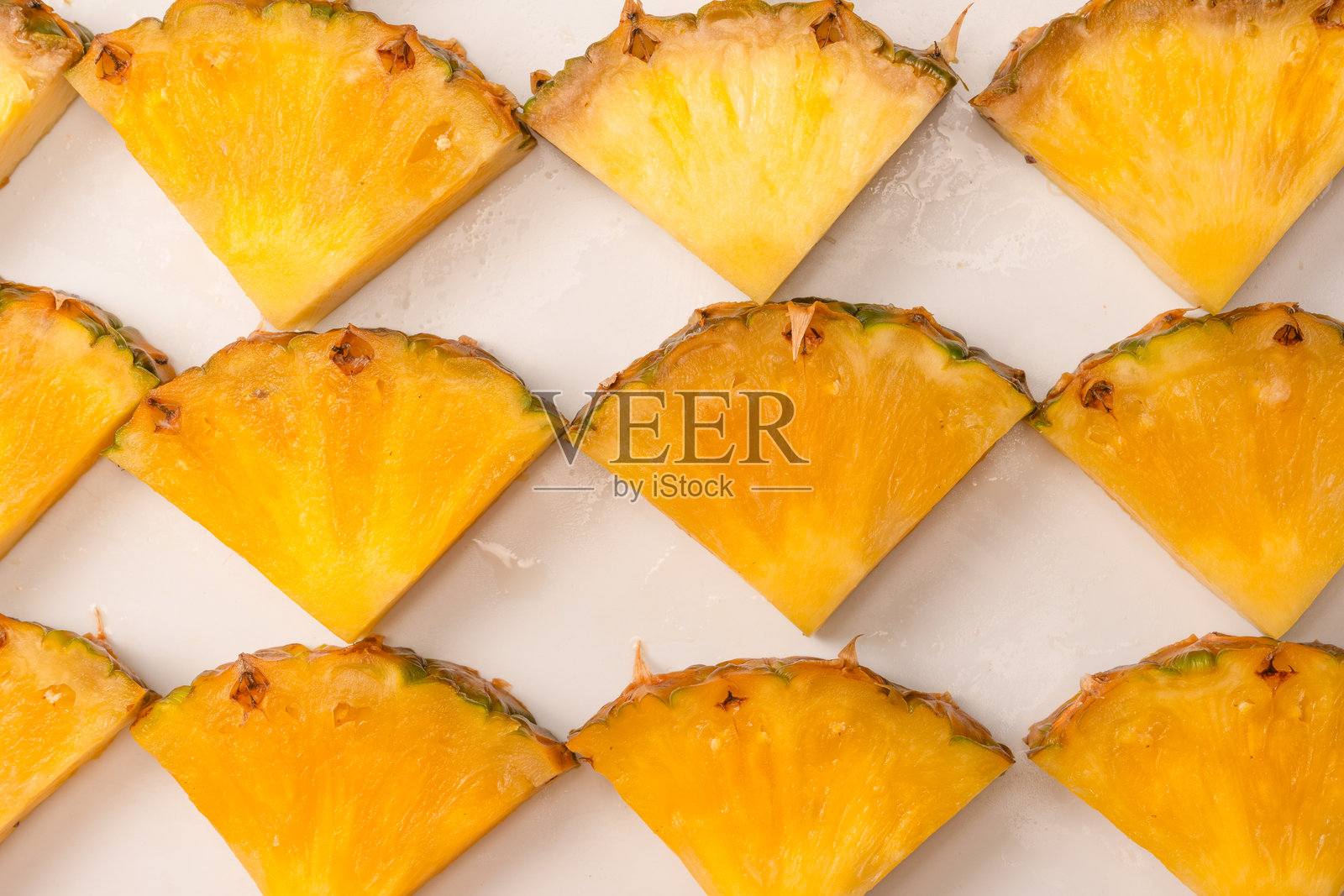 多汁的黄色菠萝片放在白色背景上。照片摄影图片