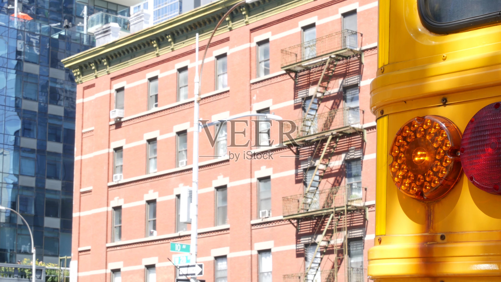 纽约曼哈顿街道上的黄色校车,美国城市道路上的校车。儿童教育。照片摄影图片