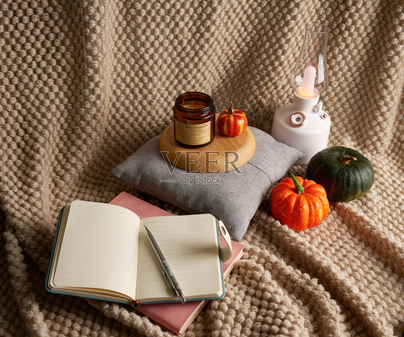 放松的秋季装饰,配有香薰蜡烛和日记本照片摄影图片