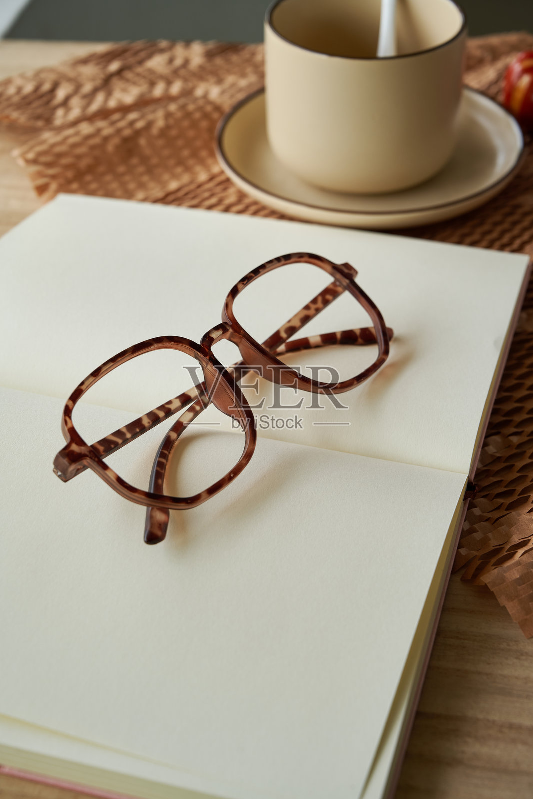 极简主义工作空间,配有眼镜、笔记本和咖啡照片摄影图片
