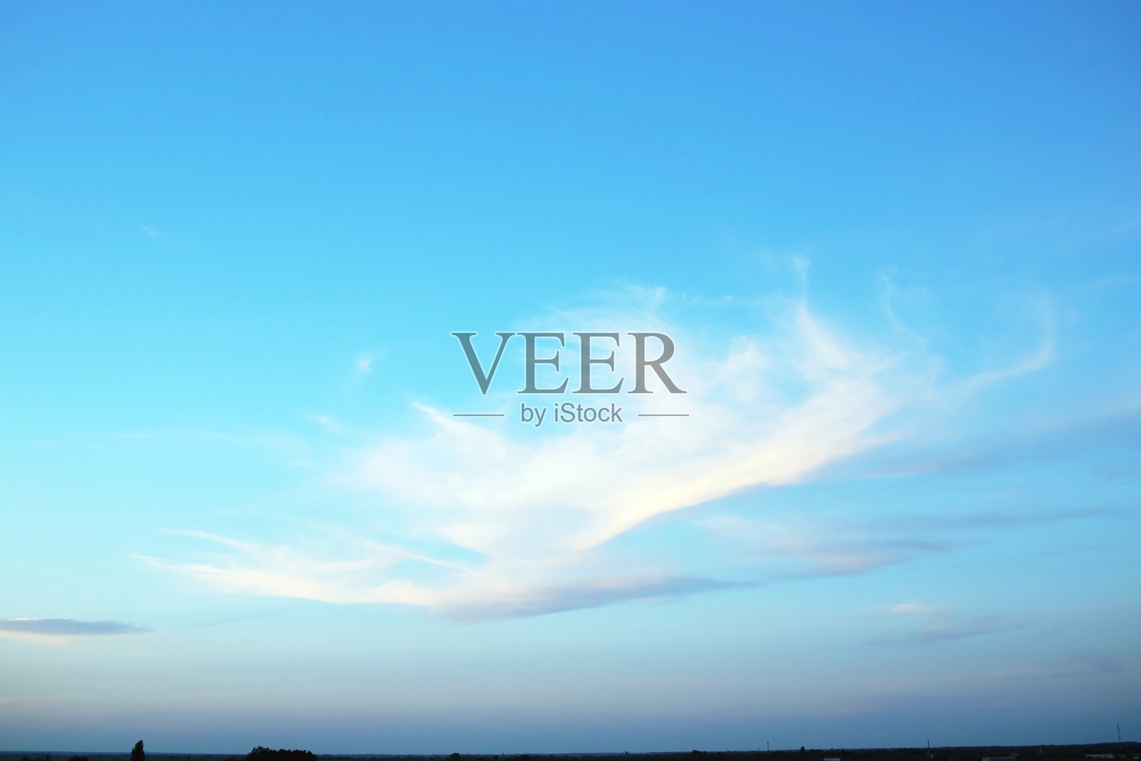 蓝天与美丽的白云。天空中有积云和卷积云。照片摄影图片