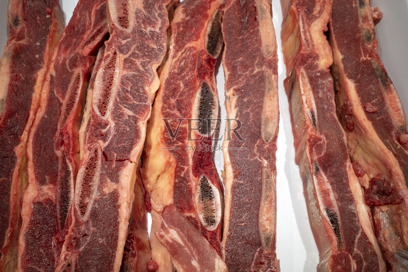 超市里切好的新鲜牛骨髓照片摄影图片