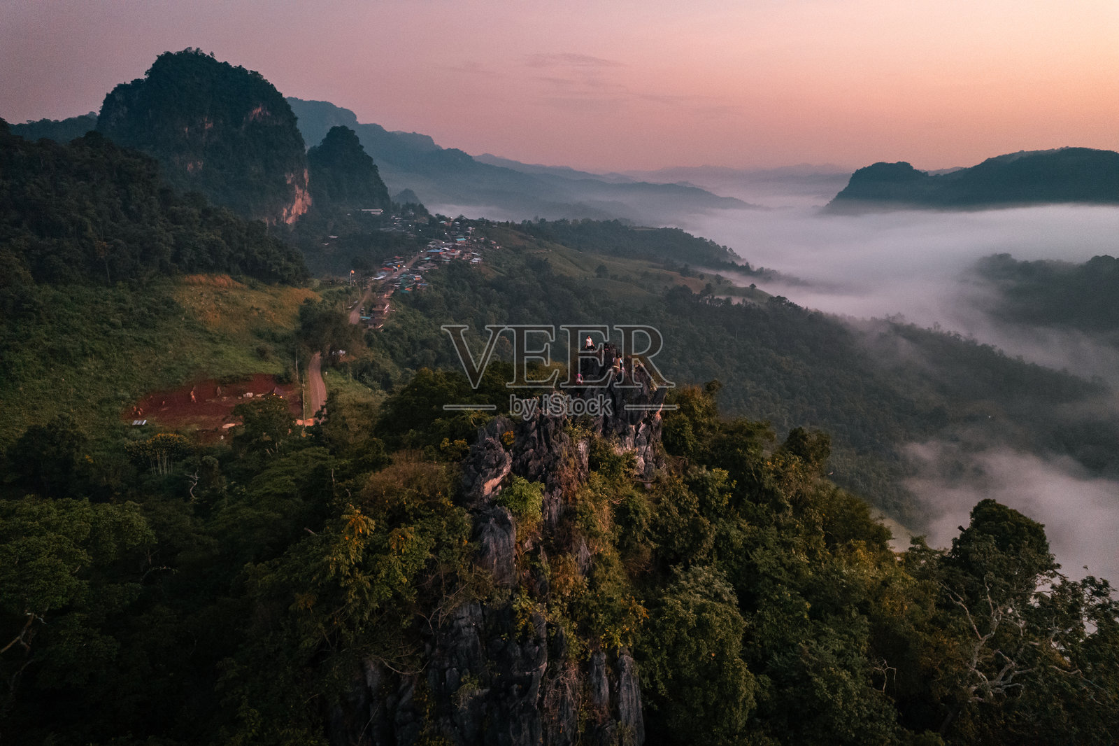晨雾与山脉的鸟瞰图,俯瞰乡村和日出照片摄影图片