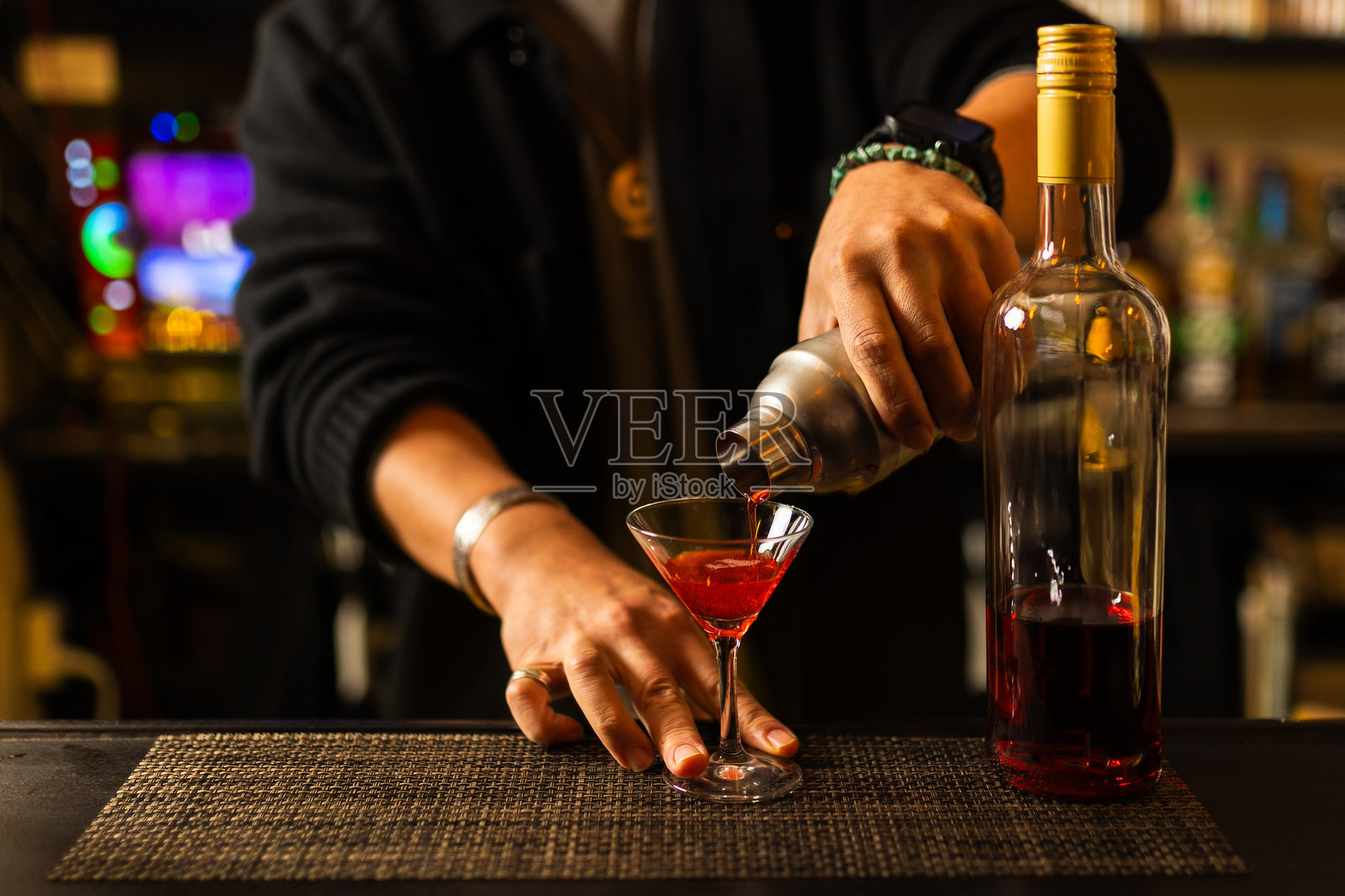 酒保在酒吧倒鸡尾酒的特写镜头照片摄影图片