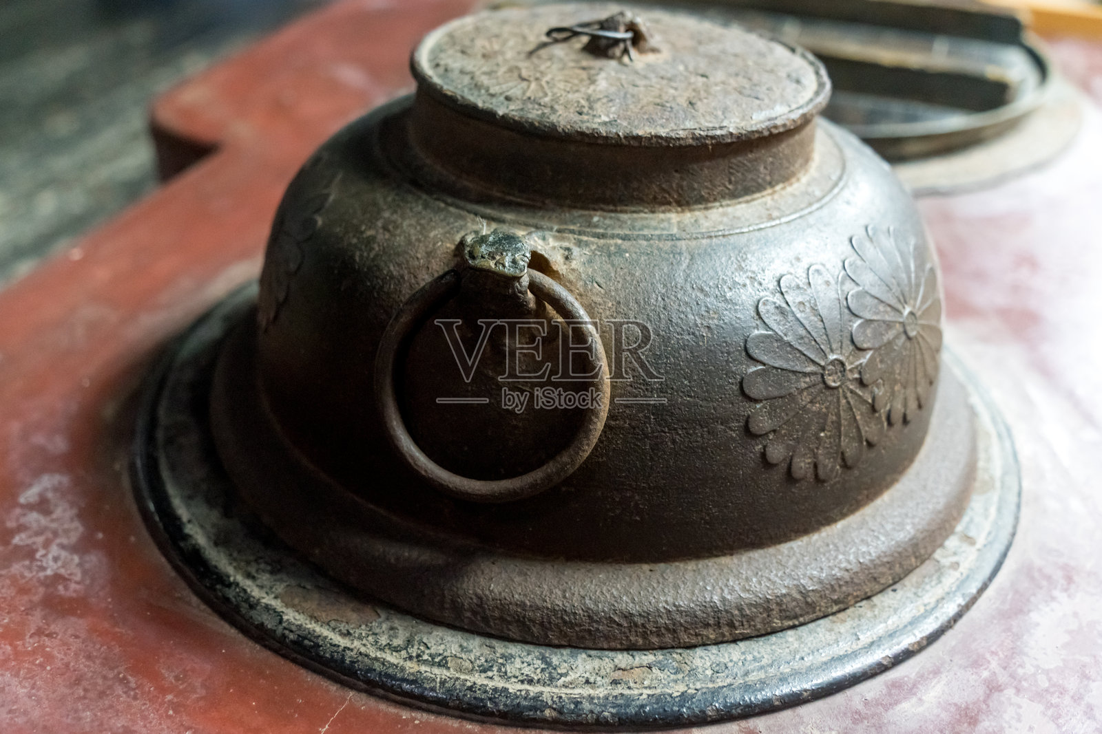一个装饰有菊花图案的大旧铁锅照片摄影图片