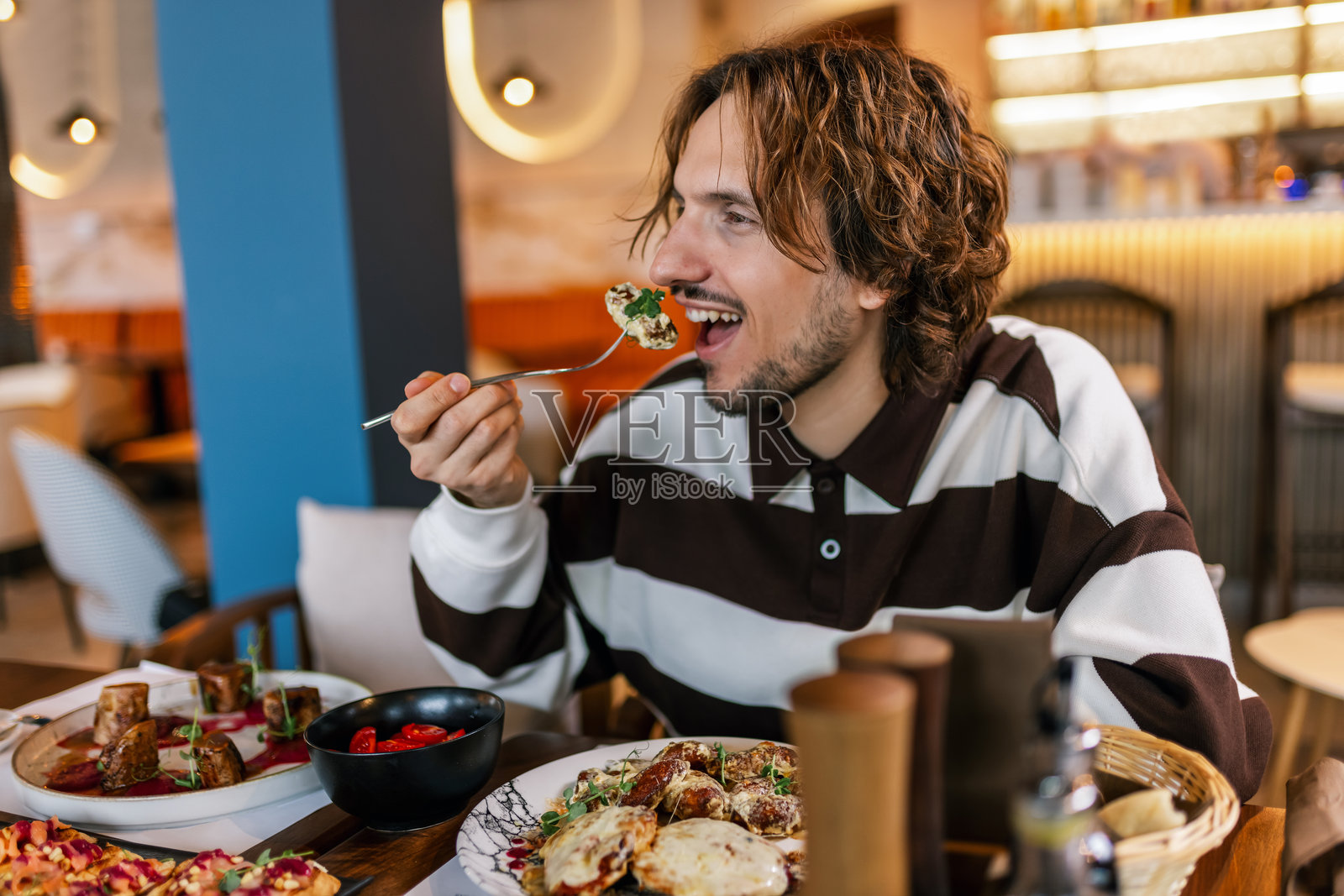 餐厅里的人在享用美味的食物。美食与饮品概念。照片摄影图片