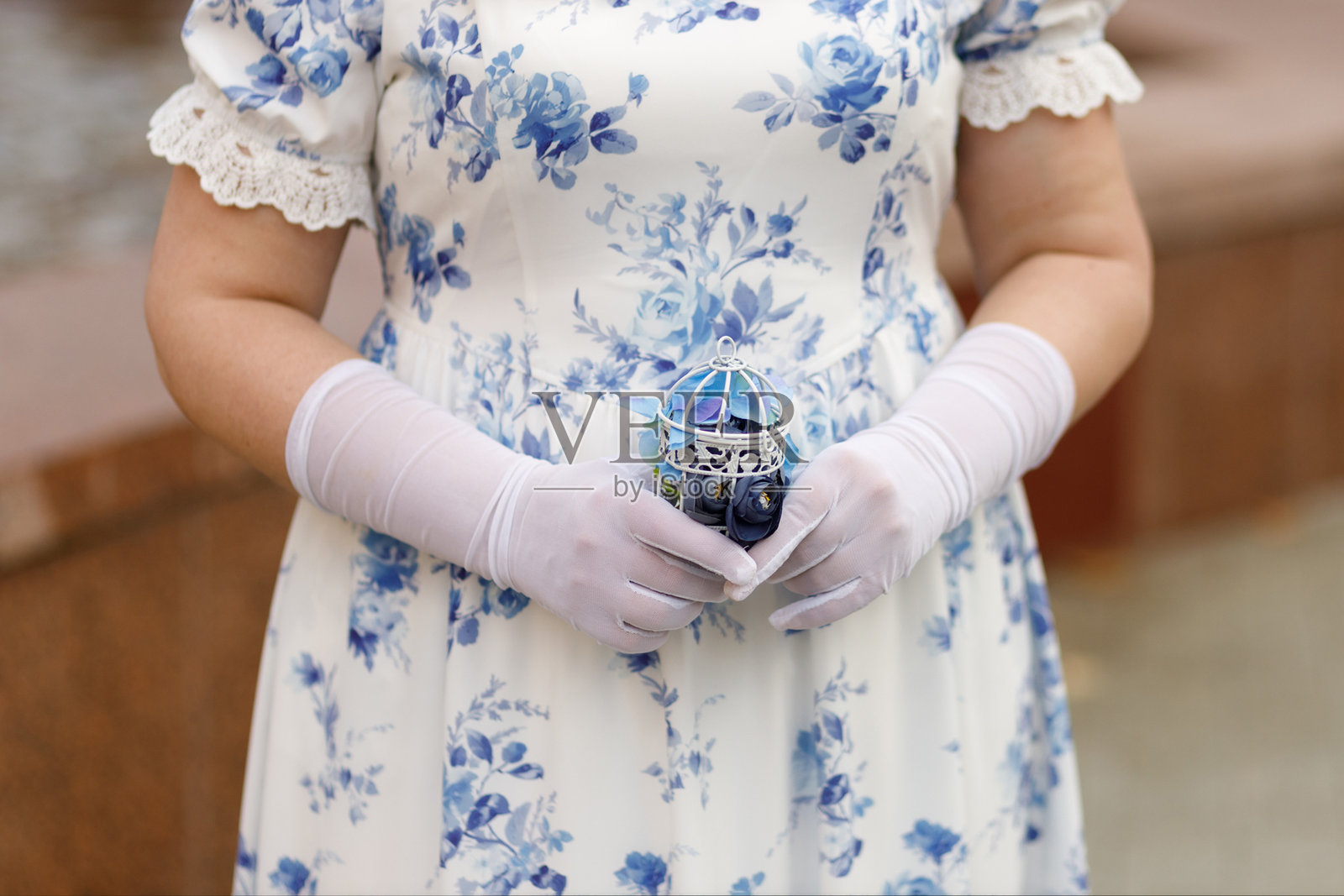 一位穿着复古服装和帽子的女性站在秋季公园的喷泉背景前。复古风格。照片摄影图片