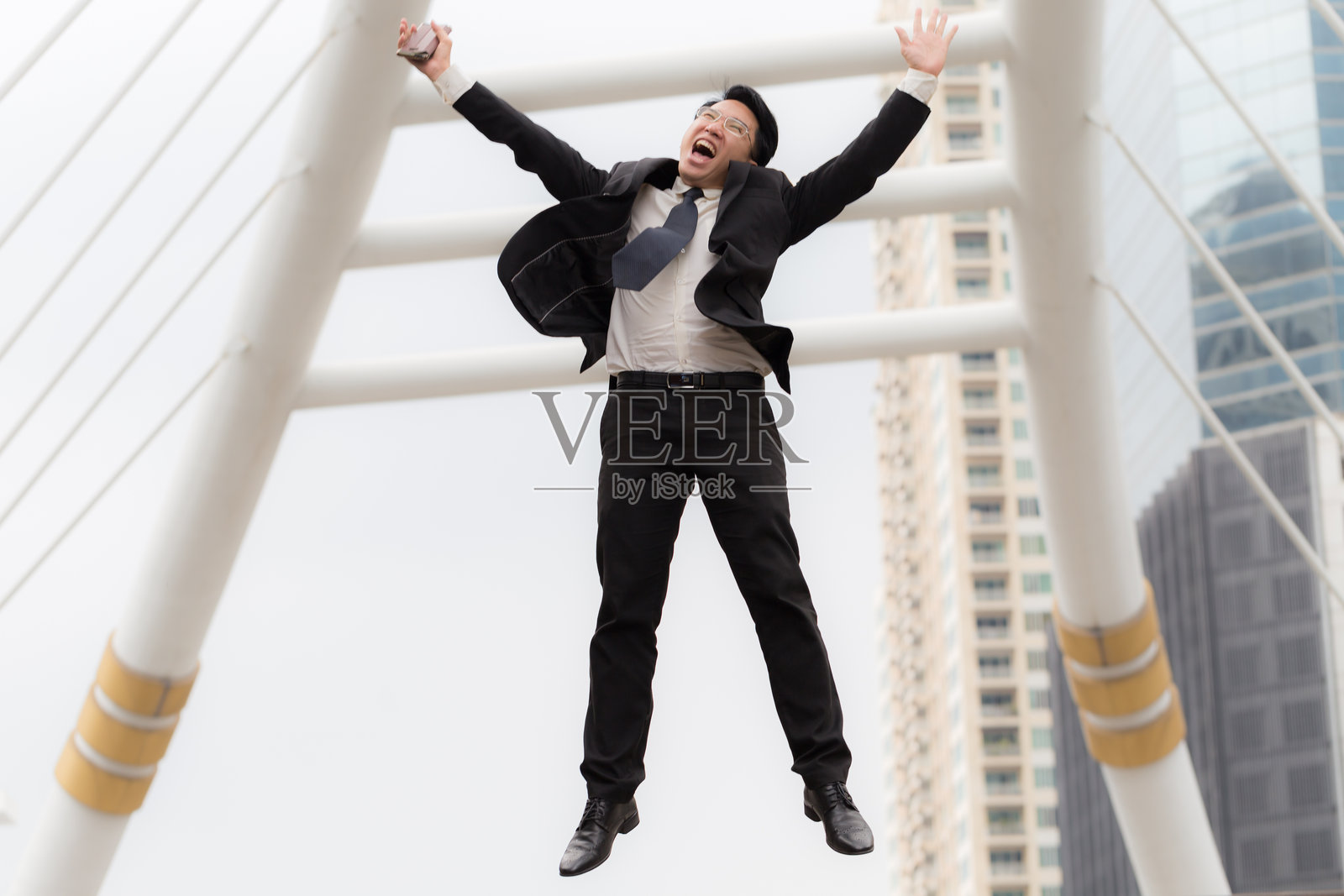 低角度视图的商人在城市中跳跃照片摄影图片