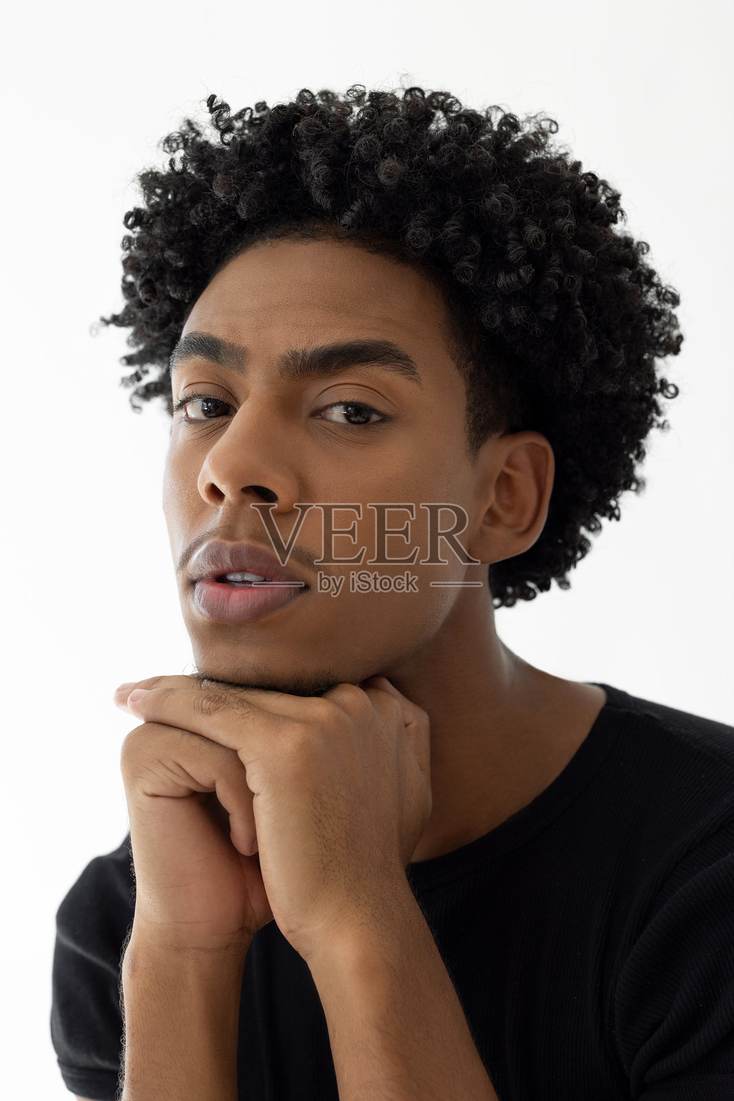 英俊的年轻非洲男性照片摄影图片