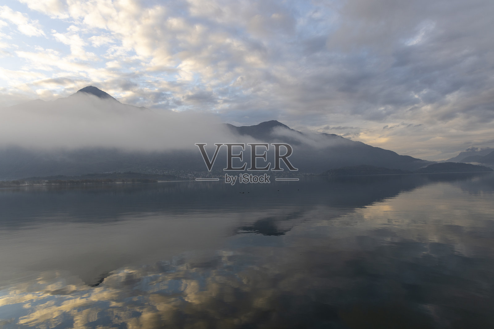 湖面日出,雾气弥漫,群山环绕照片摄影图片