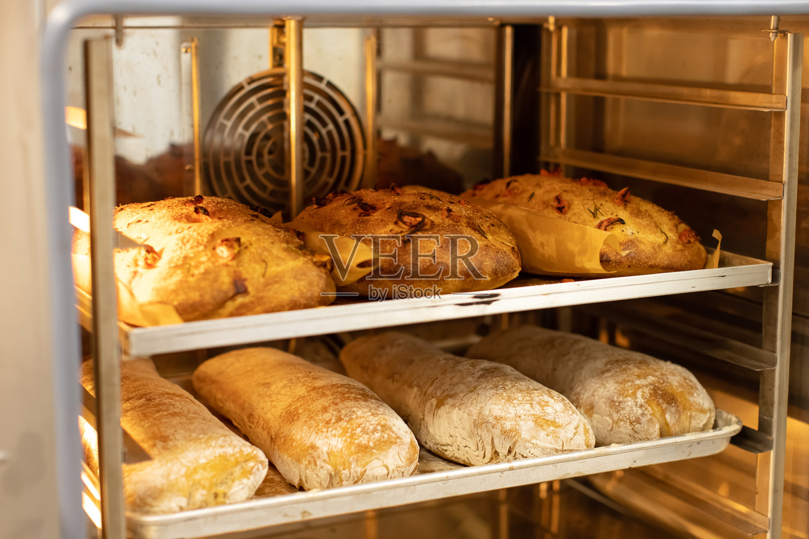烤箱里的佛卡夏面包照片摄影图片