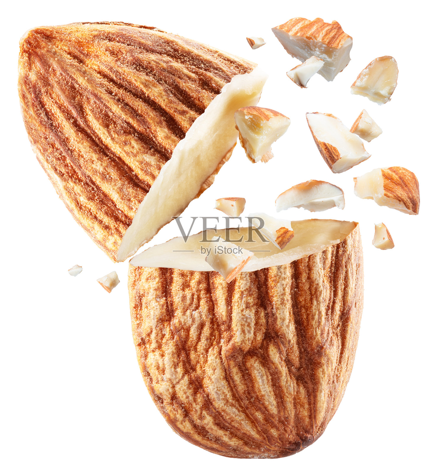 杏仁坚果从中间劈开,坚果裂缝中飞出几片杏仁,背景为白色。文件包含抠图路径。照片摄影图片