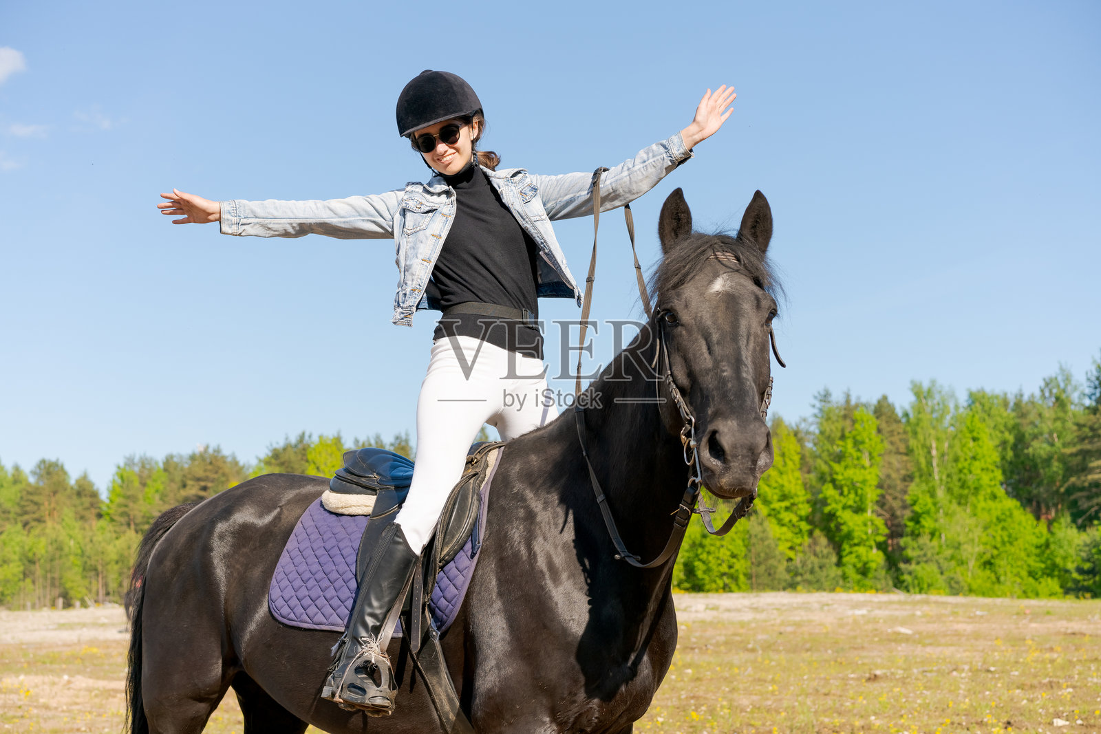 女人在田野里骑马照片摄影图片