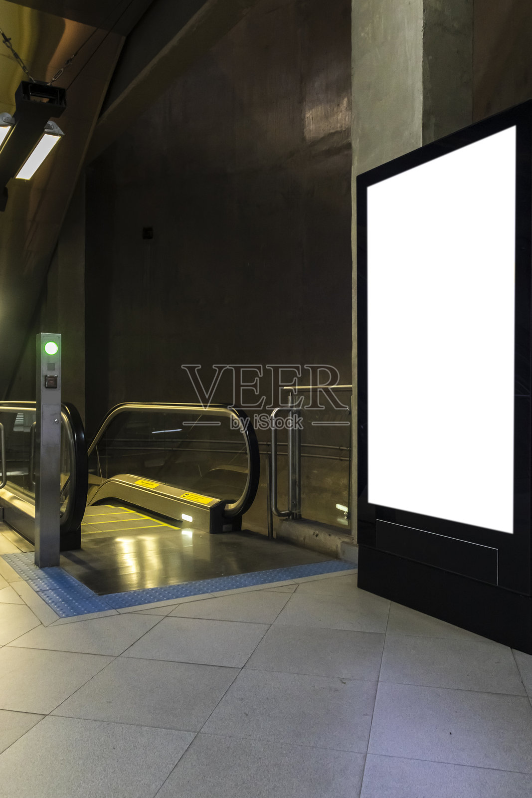 电梯前的空白展示广告牌照片摄影图片