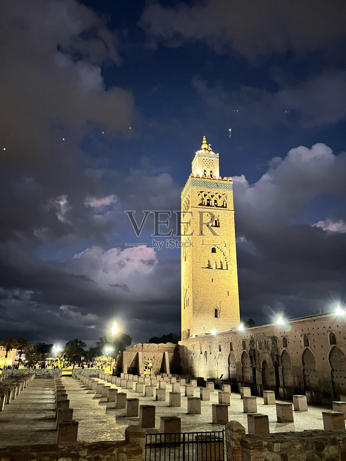 夜空下的库图比亚清真寺照片摄影图片