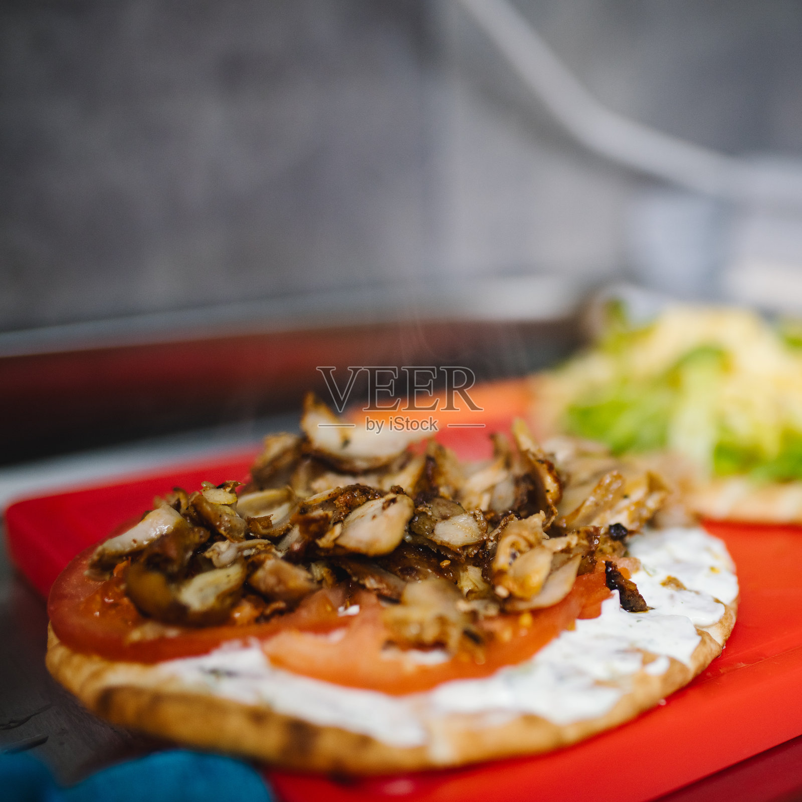 准备好上桌的旋转烤肉皮塔饼照片摄影图片